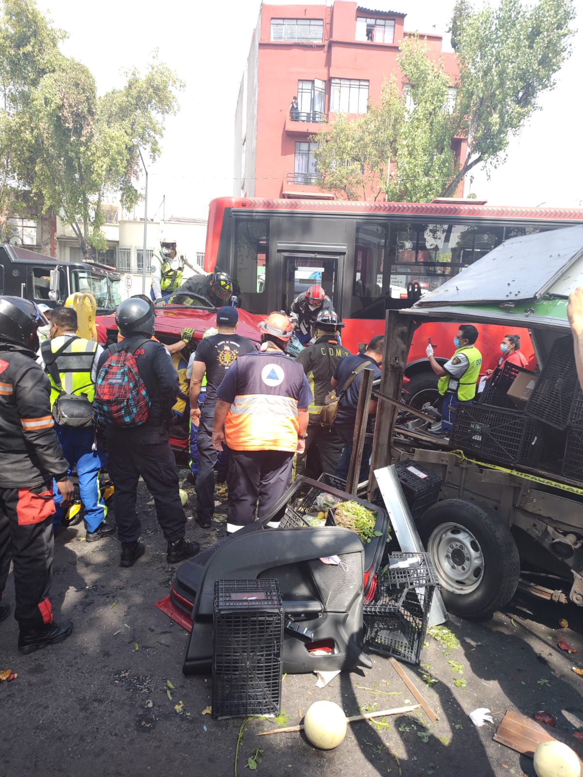 Dos personas quedaron prensadas dentro de un vehículo color rojo, quienes fueros rescatadas por bomberos capitalinos. (FOTO: Twitter @Chrisstoffer_La)