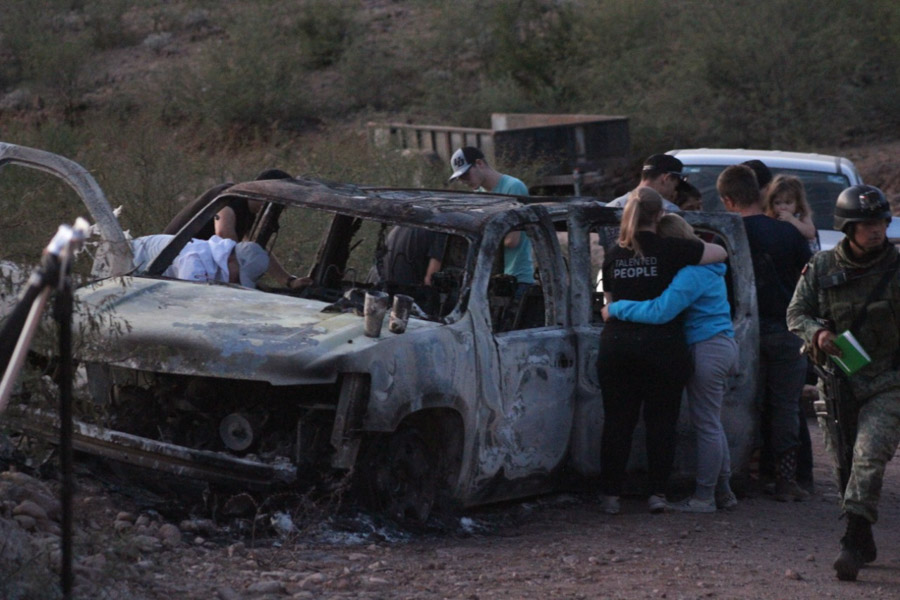BAVISPE, SONORA, 05NOVIEMBRE2019.- Miembros del ejército y parientes de la familia LeBarón, permanecen en el sitio donde fueron atacados miembros de esta familia. En el lugar aún se observan los automóviles calcinados y los restos de las víctimas.
(FOTO: NACHO RUIZ /CUARTOSCURO)