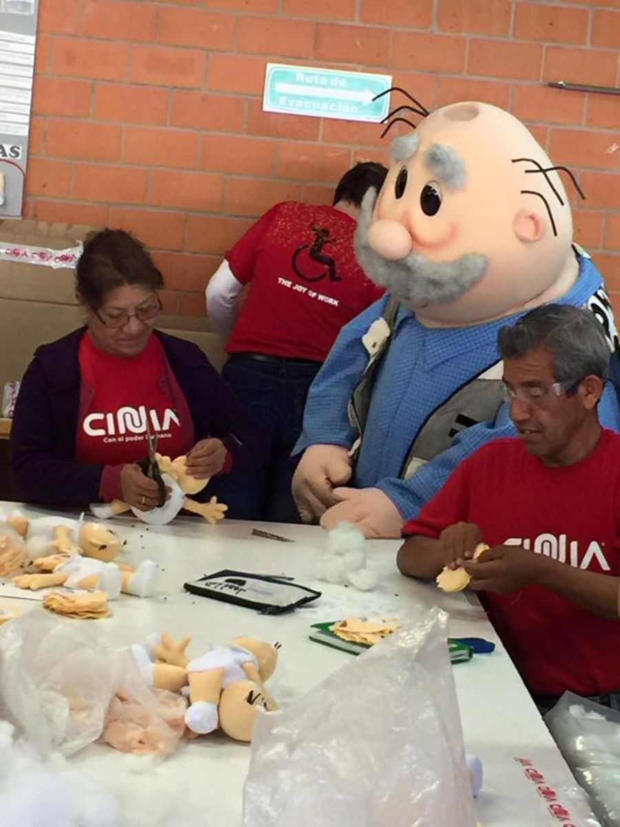 Los peluches de Dr Simi son fabricados por personas que tienen alguna discapacidad (Foto: SOLTRA – CINIA)