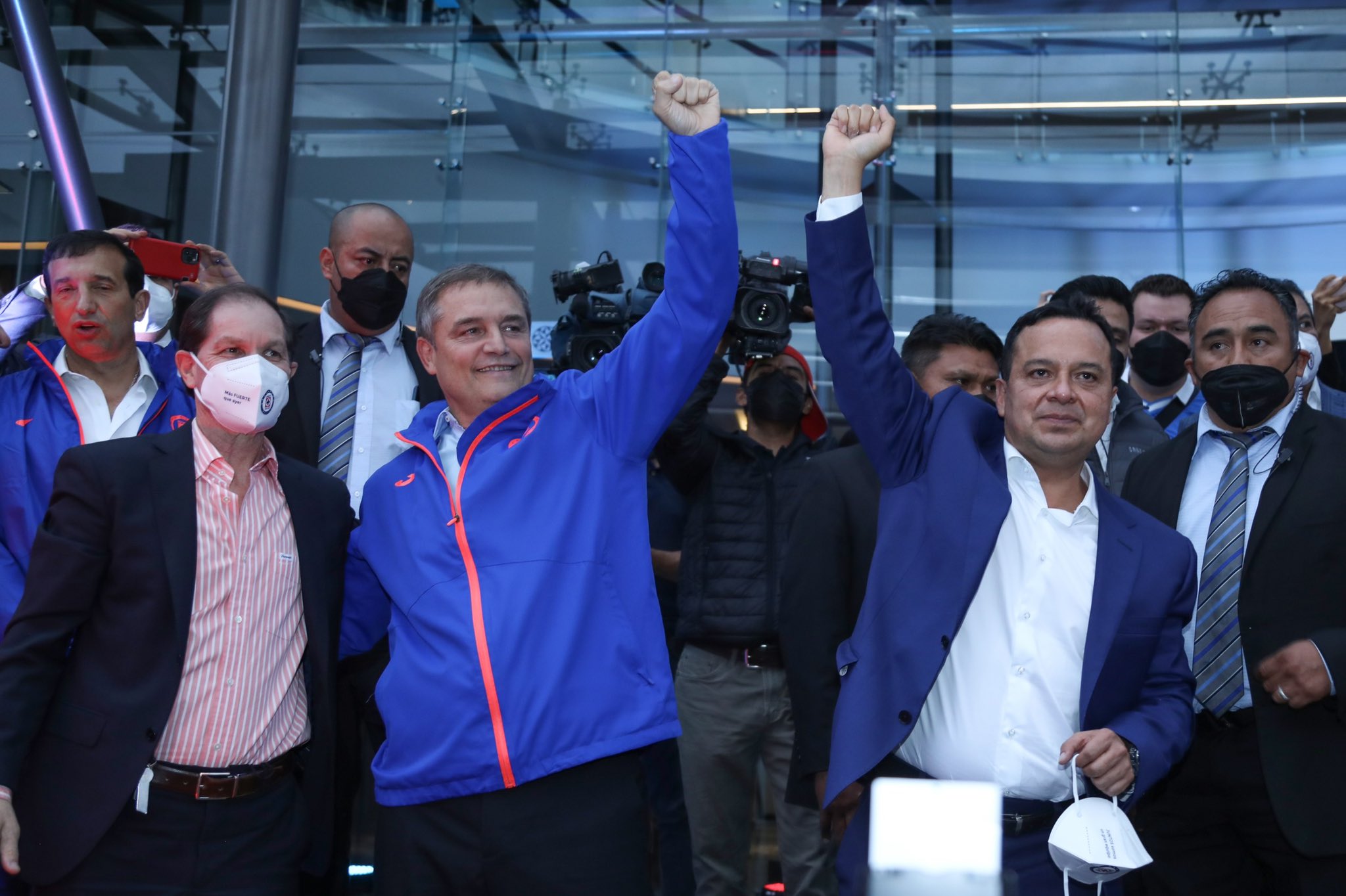 La directiva presentó a Diego Aguirre como nuevo entrenador de Cruz Azul tras la salida de Juan Reynoso (Foto: Twitter/@CruzAzul)