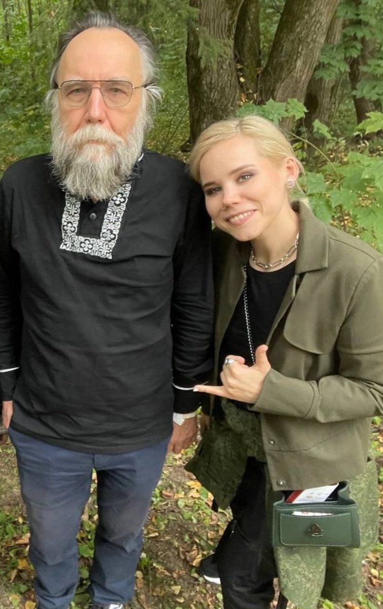 Aleksandr Dugin junto a su hija, Darya Dugina, en una fotografía de archivo 