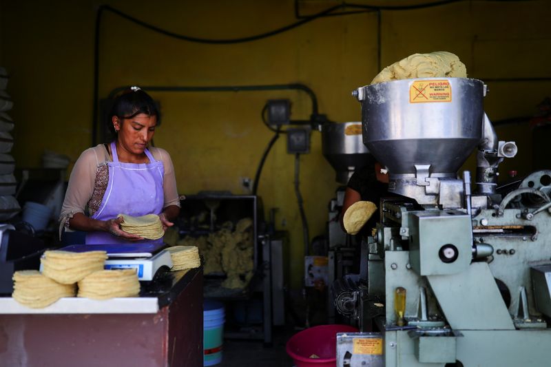 Una empleada sostiene tortillas en una tortillería en Ozumba de Alzate, Estado de México (Foto: REUTERS/Edgard Garrido)