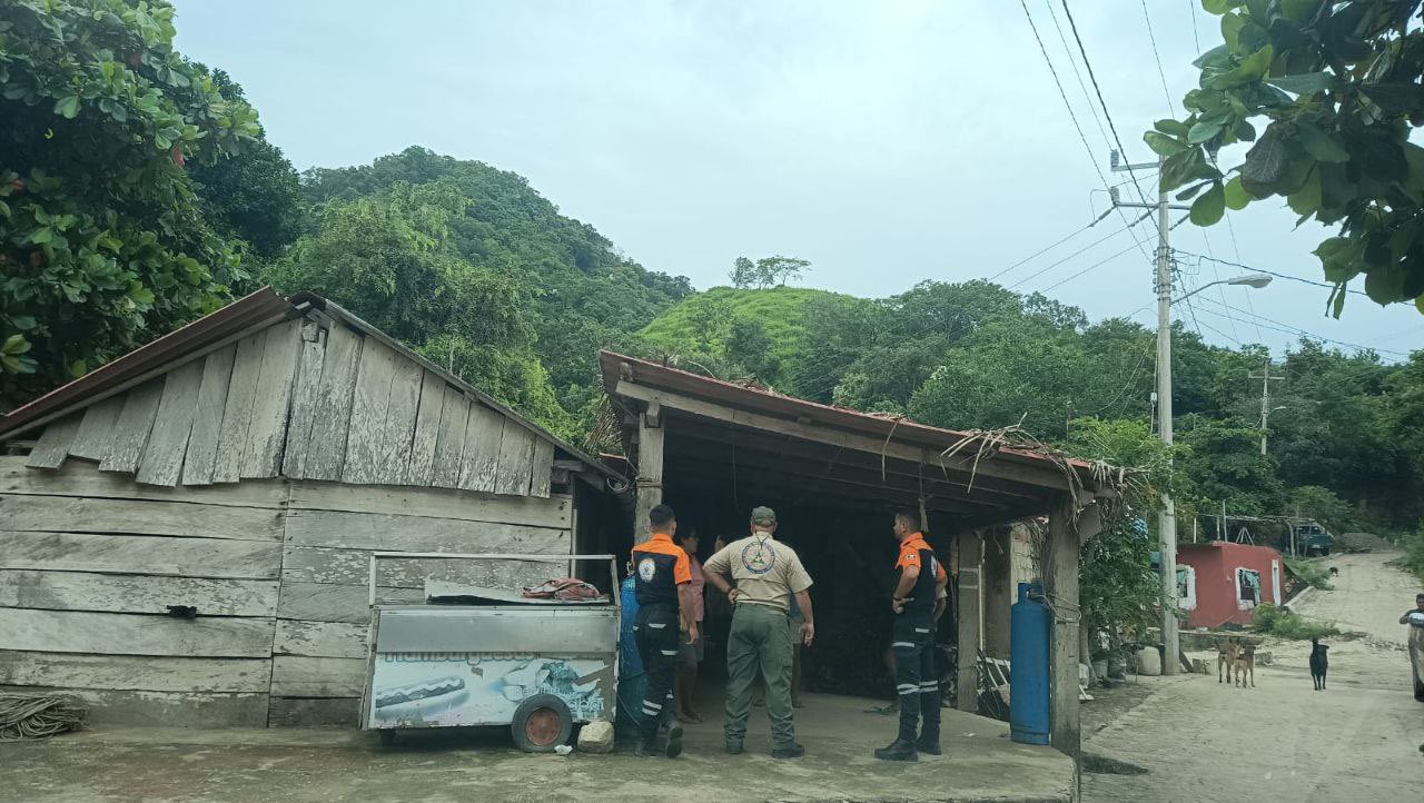 Autoridades de Protección Civil del municipio de Cabo Corrientes alertaron a la población sobre el paso del huracán Orlene. Foto: @PCJalisco