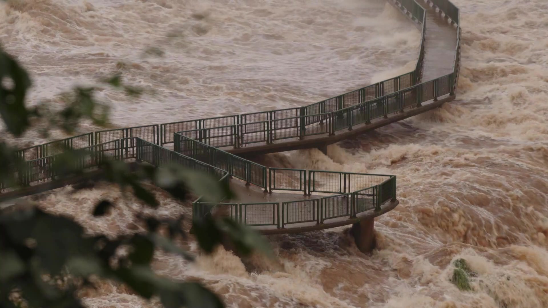 Debido al mal clima y al importante caudal de agua que las Cataratas registran desde la semana pasada, el rastrillaje no está siendo una tarea fácil