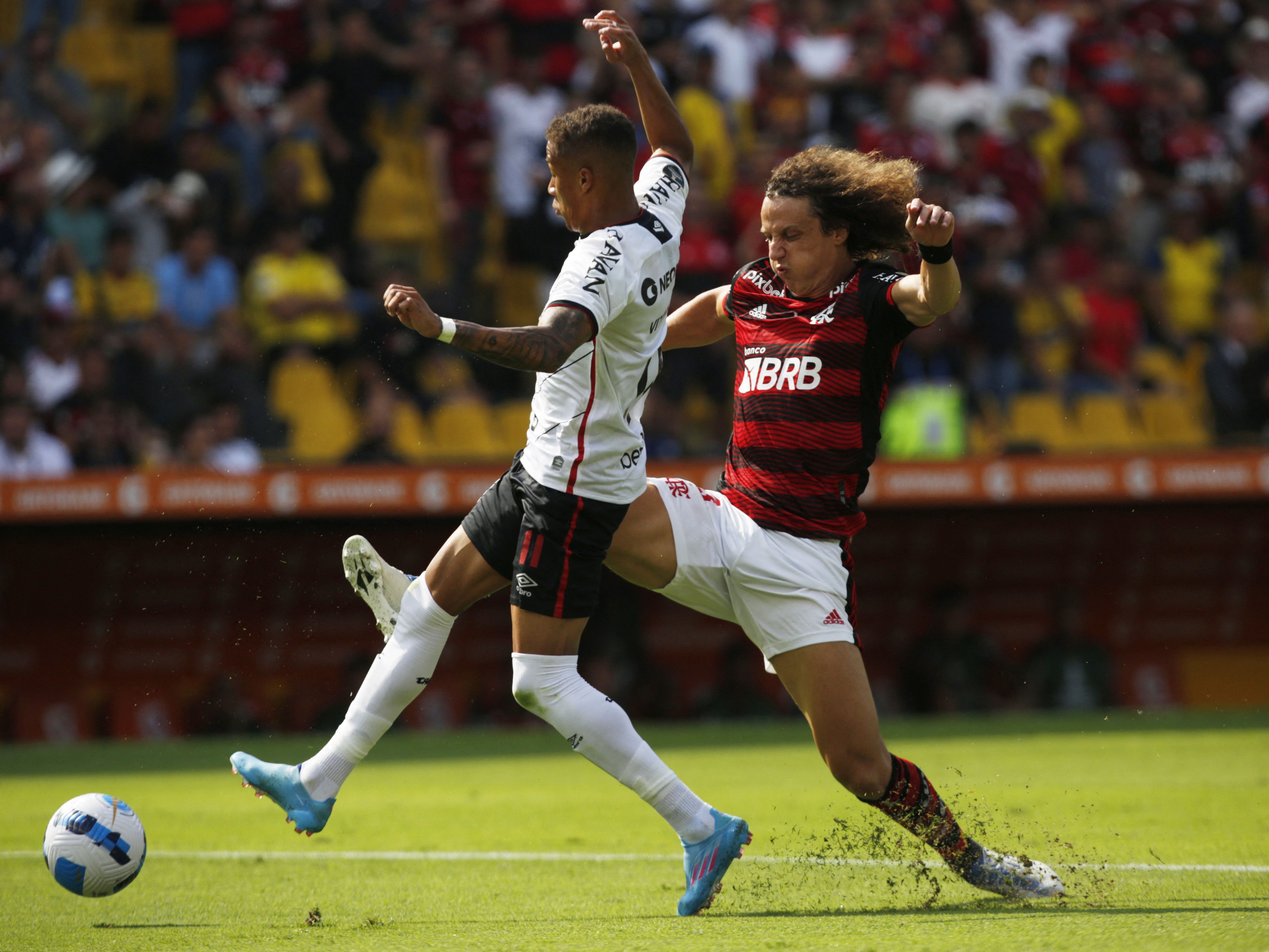 Vitinho en acción ante David Luiz