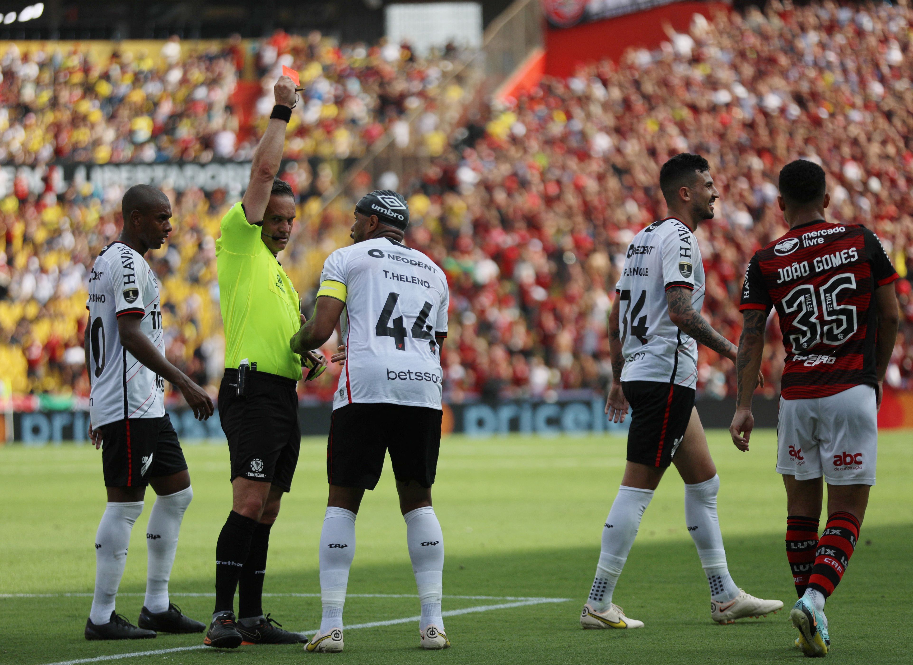 Uno de los momentos claves del partido, Patricio Loustau expulsó por doble amonstación a Pedro Henrique