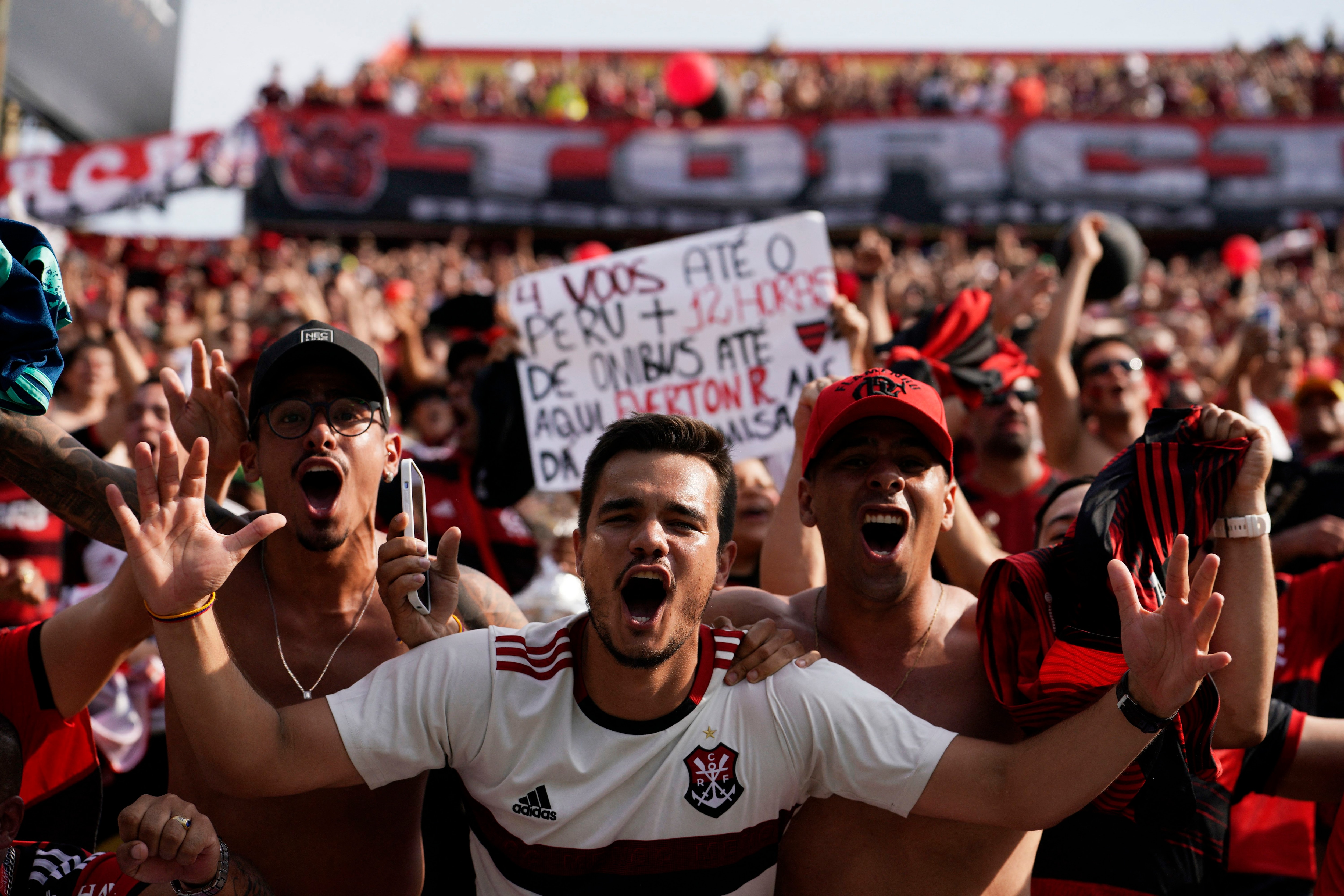 Miles de brasileños viajaron hasta Ecuador para alentar a sus equipos