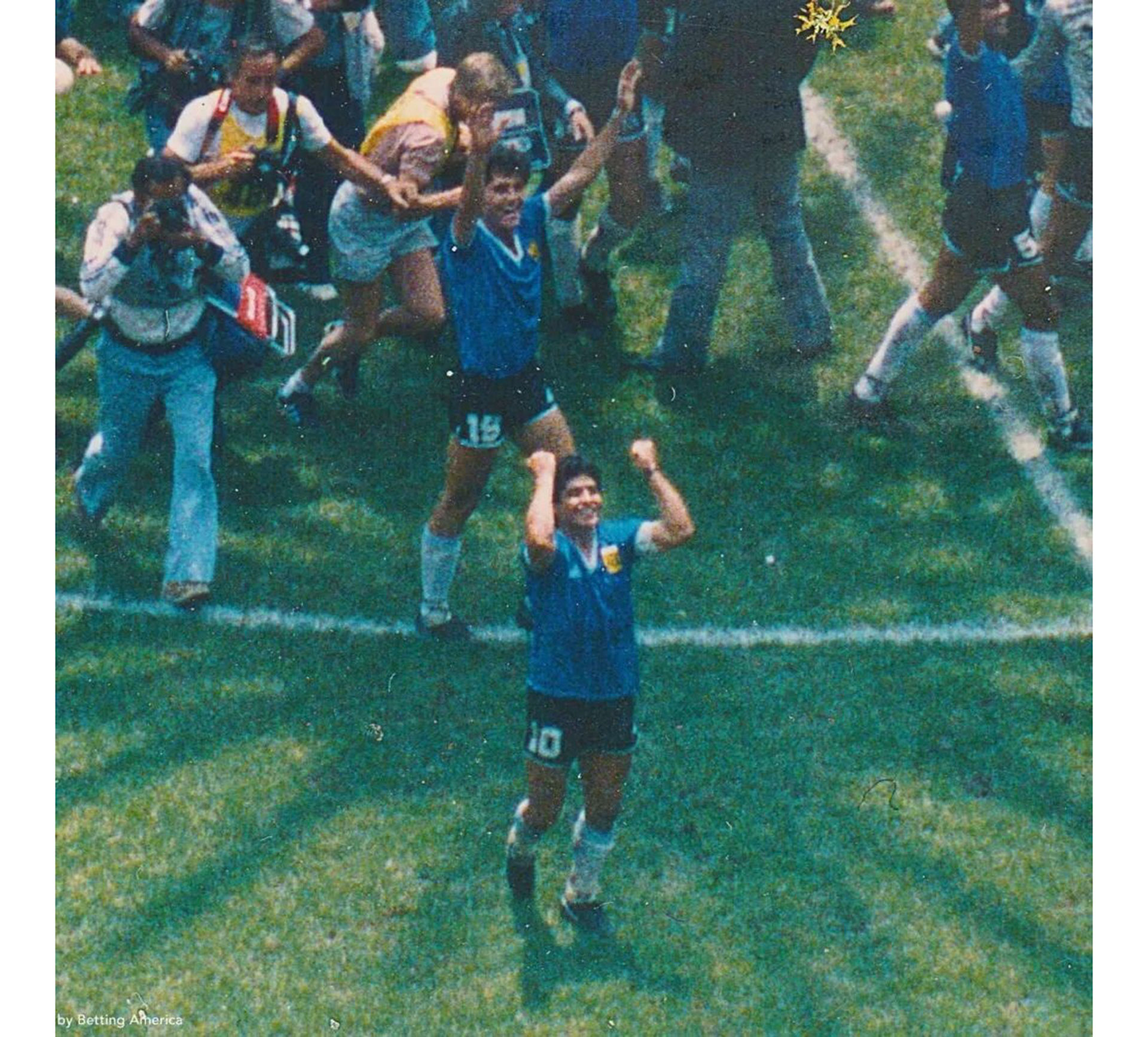 Maradona festeja el triunfo ante Inglaterra (BettingAmerica)