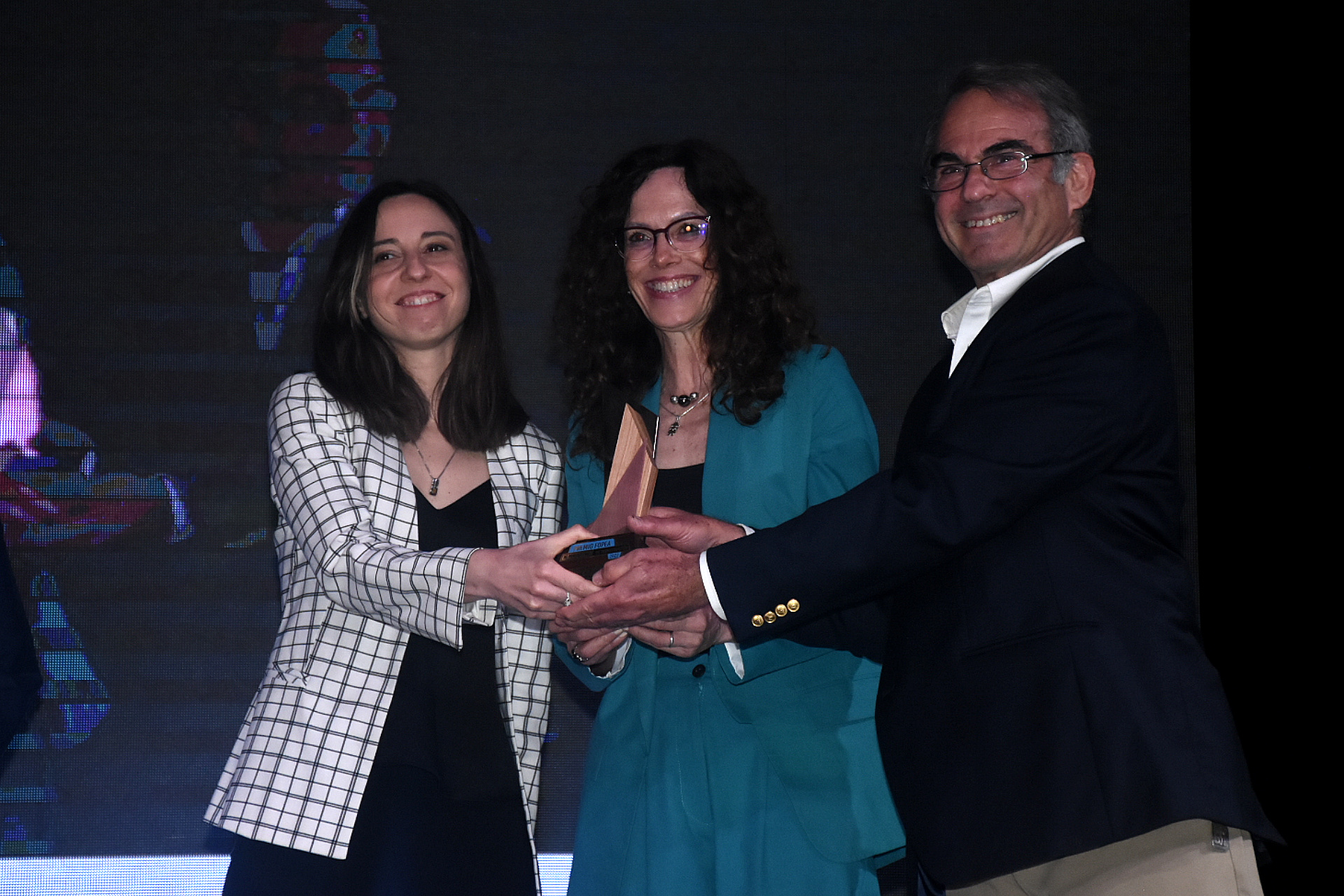 La distinción fue recibida por Mariel Fitz Patrick, Ricardo Brom y Emilia Delfino, en representación del equipo argentino de ICIJ.
(Crédito: Nicolas Stulberg)