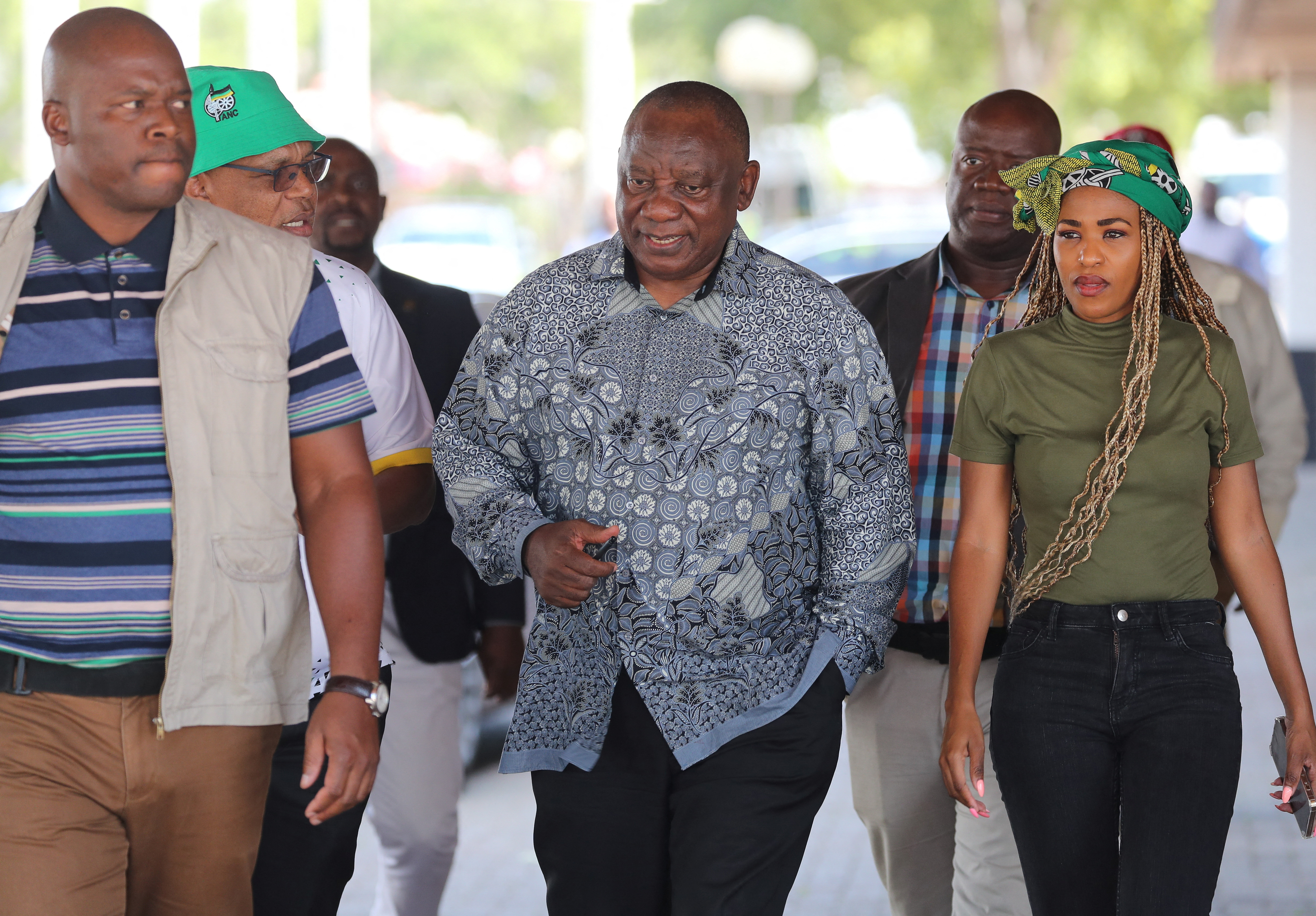 El presidente sudafricano Cyril Ramaphosa abandona la reunión del Comité Nacional de Trabajo del Congreso Nacional Africano (CNA) en Johannesburgo (REUTERS/Sumaya Hisham)