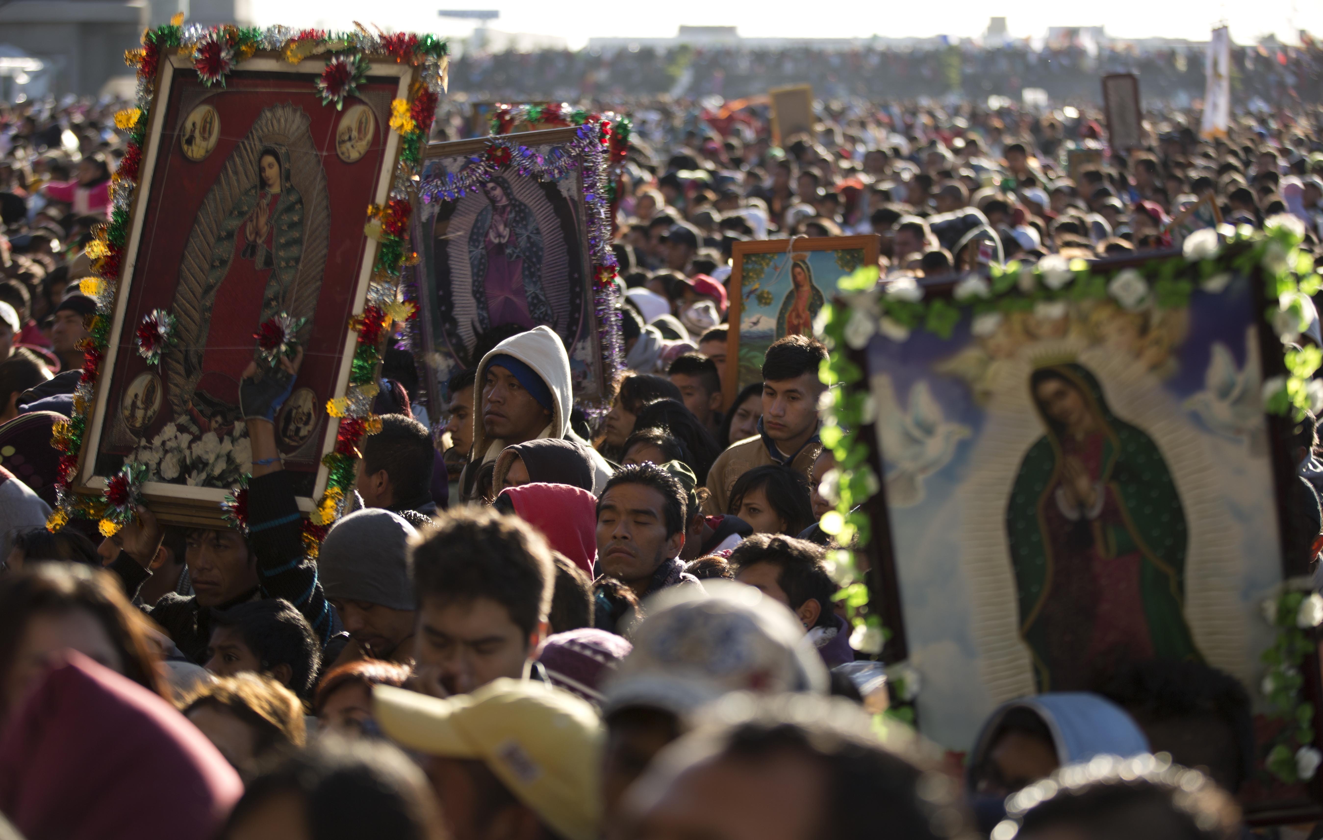 ARCHIVO - Peregrinos esperan su turno para entrar a la Basílica de Guadalupe, en Ciudad de México, el 12 de diciembre de 2013. Cientos de miles de personas de todo el país convergen en el sitio sagrado católico romano de México, muchas trayendo consigo imágenes o estatuas de un santo patrón para ser bendecido, marcando la fiesta de la Virgen el 12 de diciembre. (AP Foto/Eduardo Verdugo, Archivo)