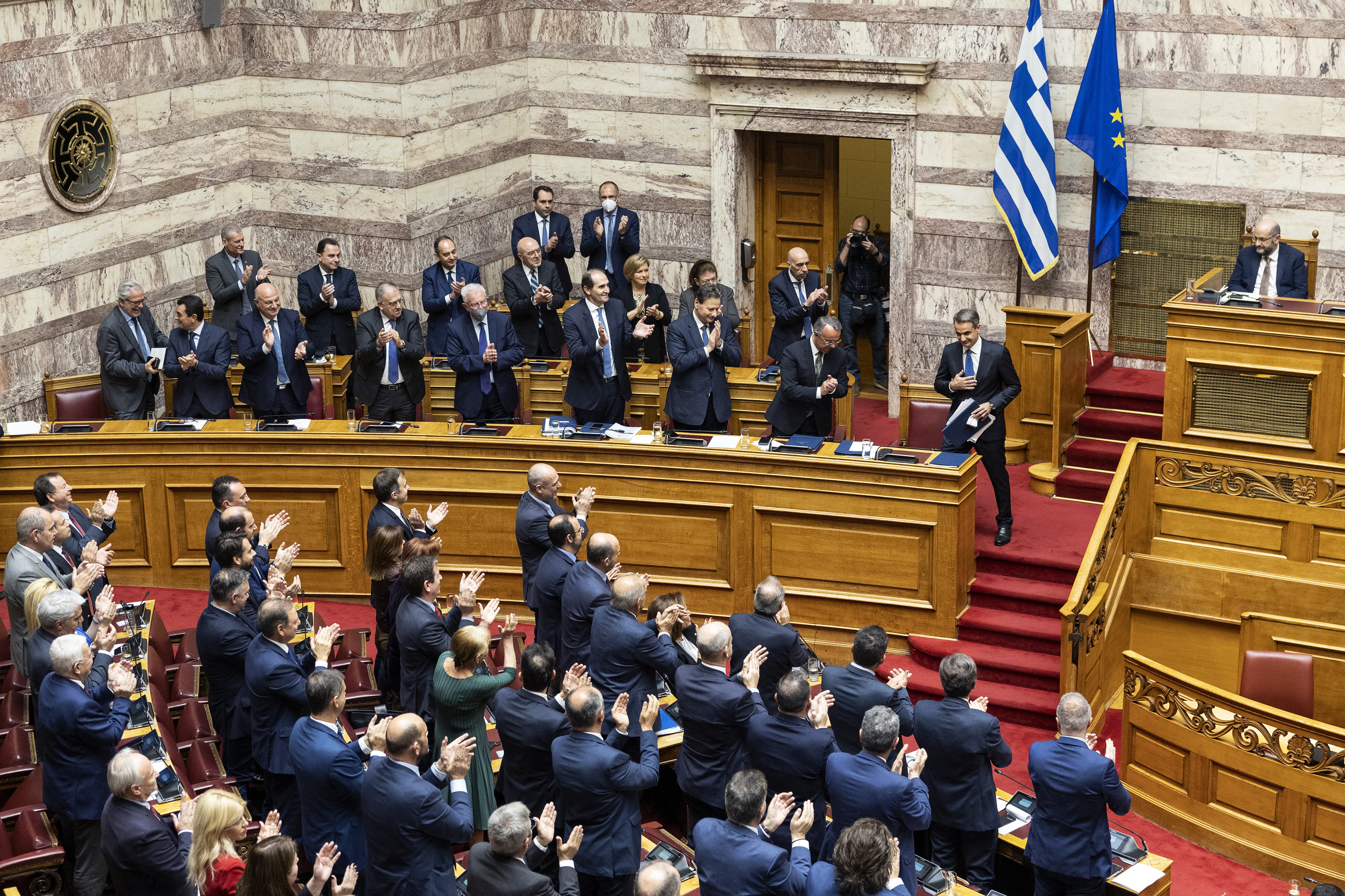 El primer ministro griego Kyriakos Mitsotakis agradece los aplausos de sus legisladores durante una sesión en la que fue aprobado el presupuesto 2023 en Atenas, el sábado 17 de diciembre de 2022. (AP Foto/Yorgos Karahalis)