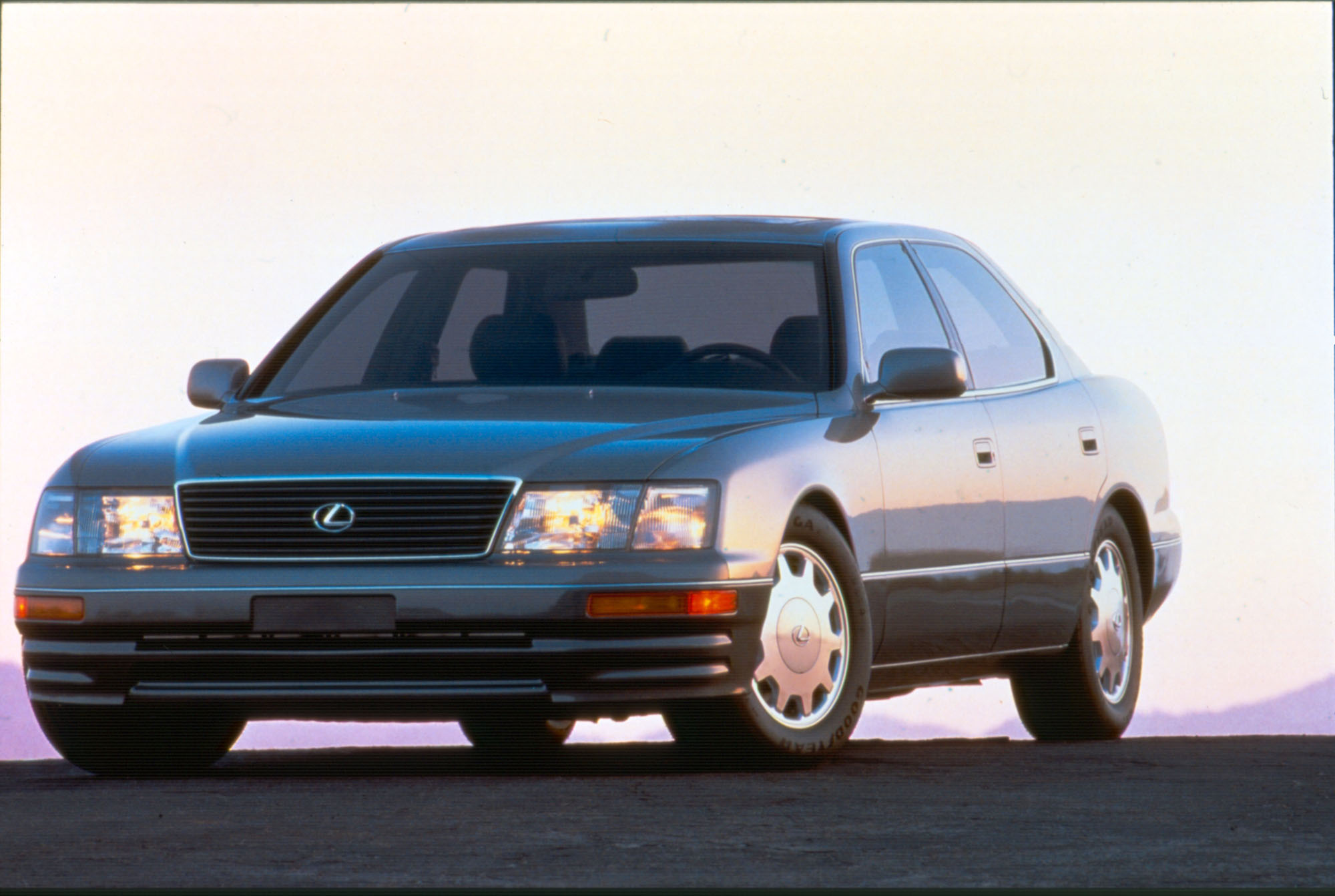 El Lexus LS 400 nació en 1989 en EE.UU. Era un auto pensado para dar respuesta al consumidor norteamericano de autos de lujo pero con una filosofía propia