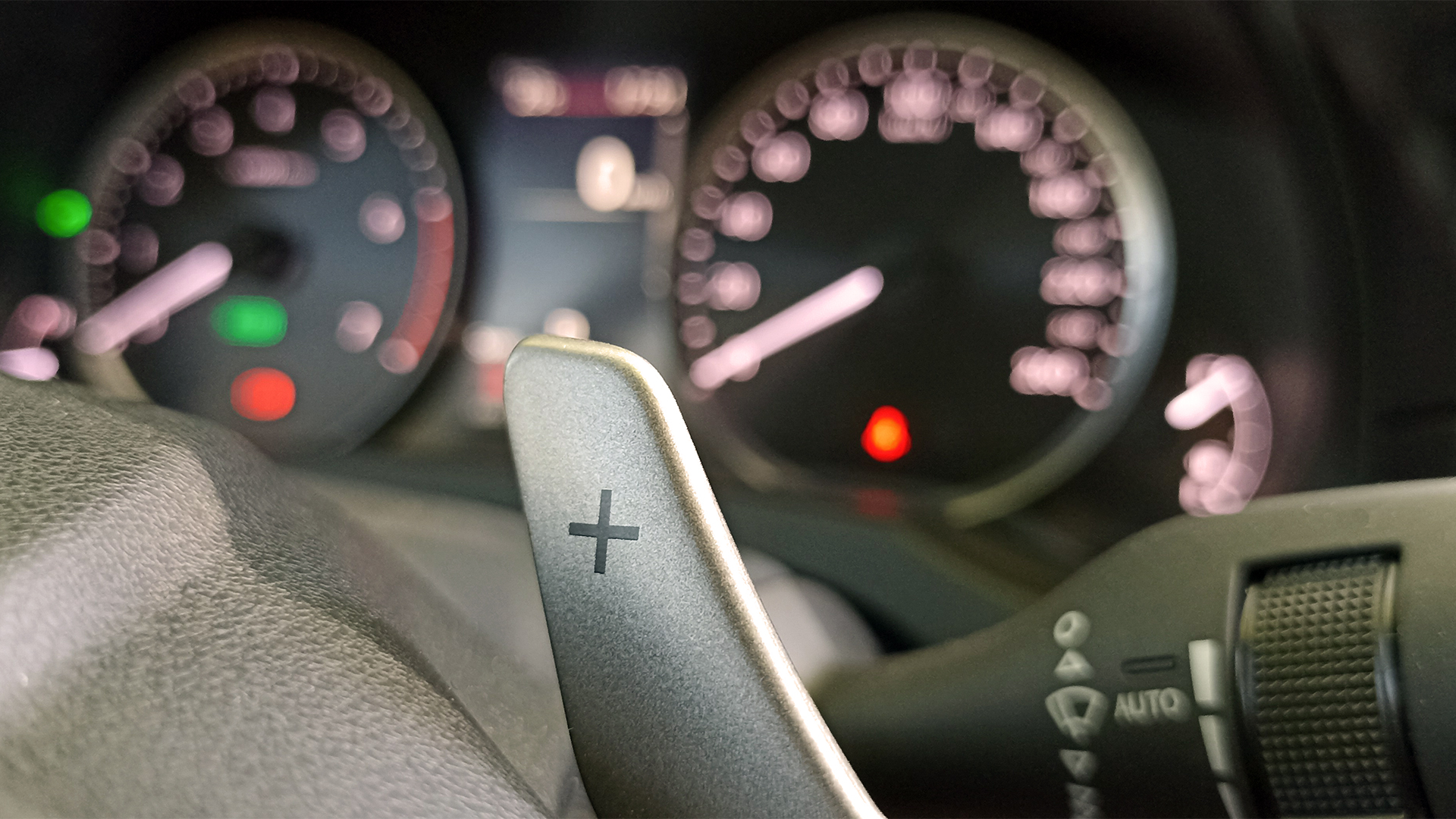 Los detalles se destacan en un auto premium. Todo tiene diseño y ergonomía, como el accionamiento de las bieletas de cambios detrás del volante para una experiencia de conducción deportiva