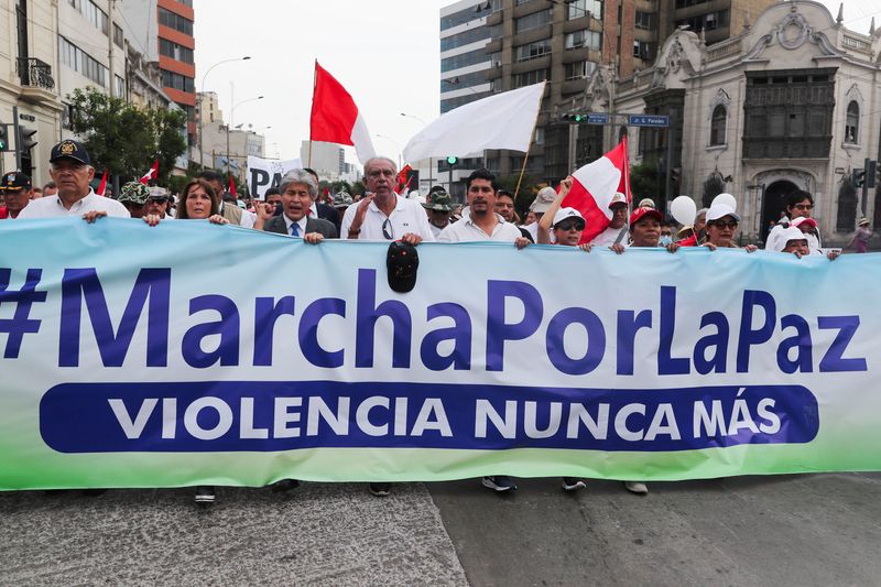 Manifestantes participan en una marcha pidiendo paz, luego de violentas protestas en el país, tras el derrocamiento y arresto del expresidente Pedro Castillo, en Lima, Perú, el 3 de enero de 2023. REUTERS/Sebastián Castañeda