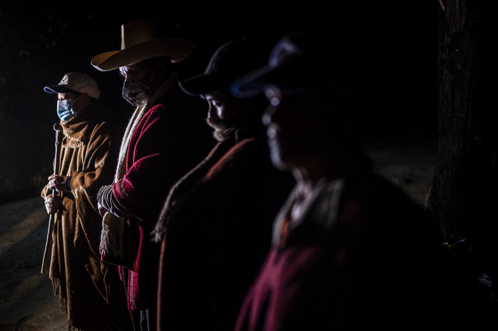 Miembros de las rondas campesinas realizan su patrullaje en el distrito de Chota, en Cajamarca. Foto: AFP