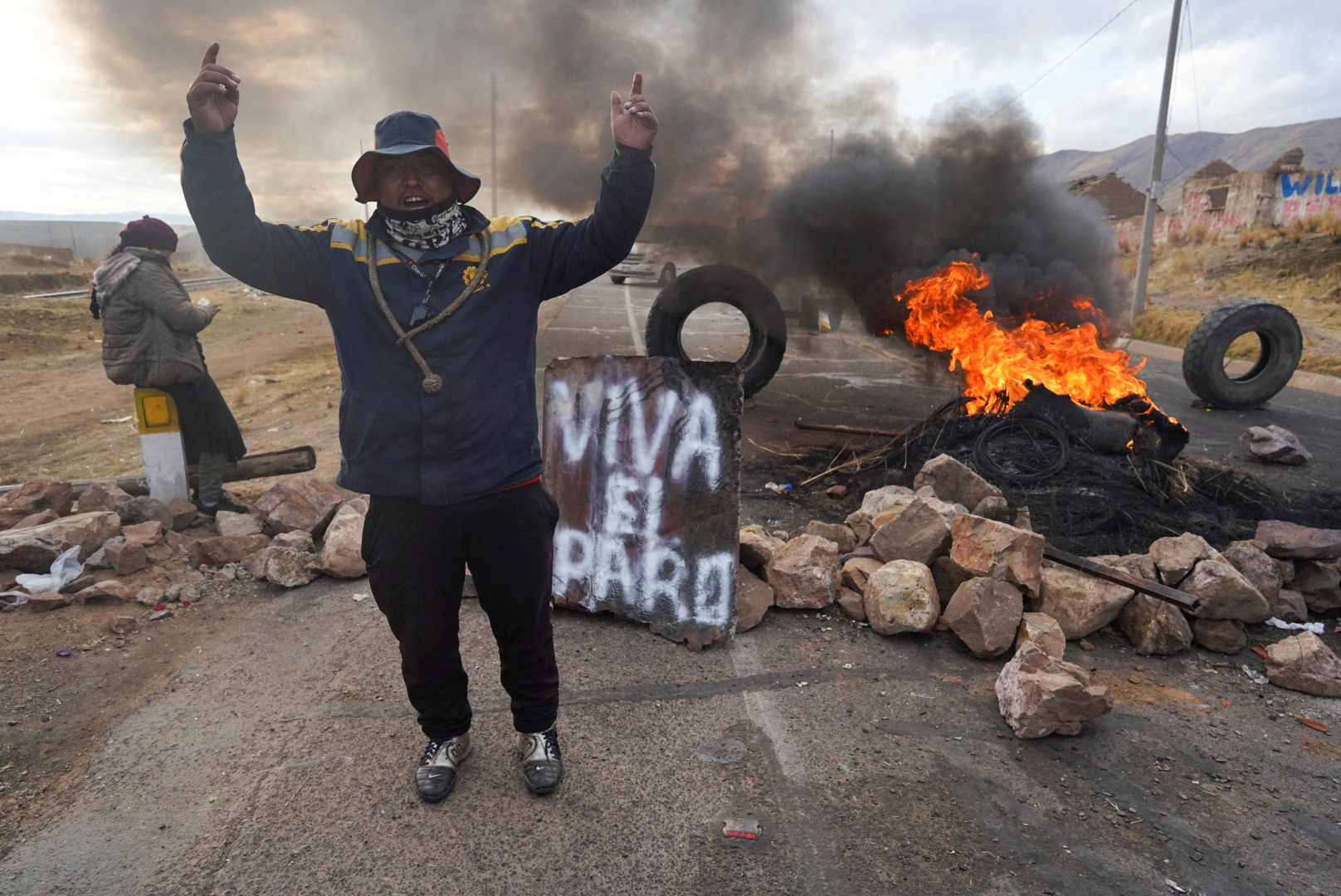 Un manifestante bloquea la carretera en Juliaca. Foto: Reuters 