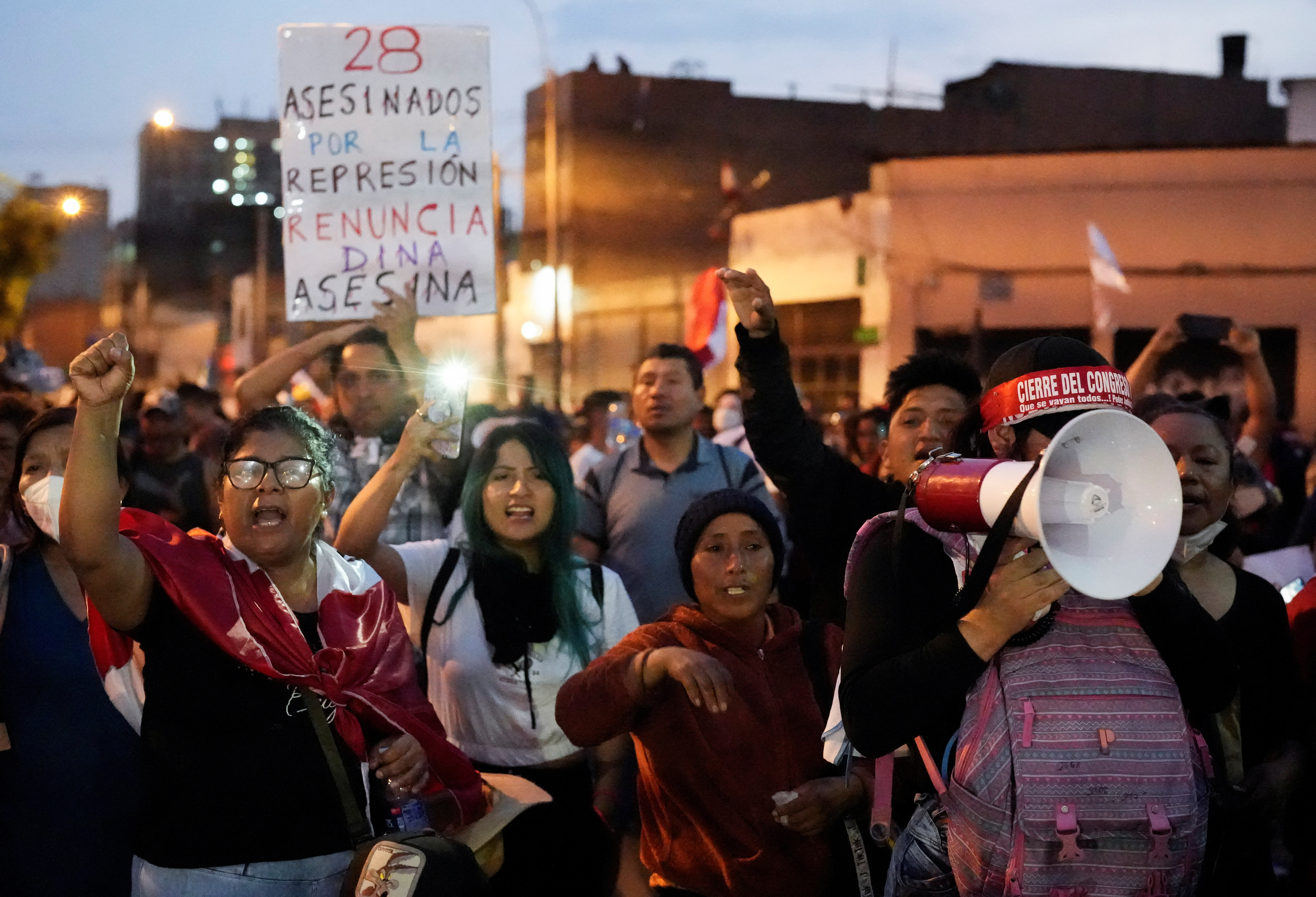Los protestantes también piden el cierre del Congreso de la República. (Reuters/Angela Ponce)