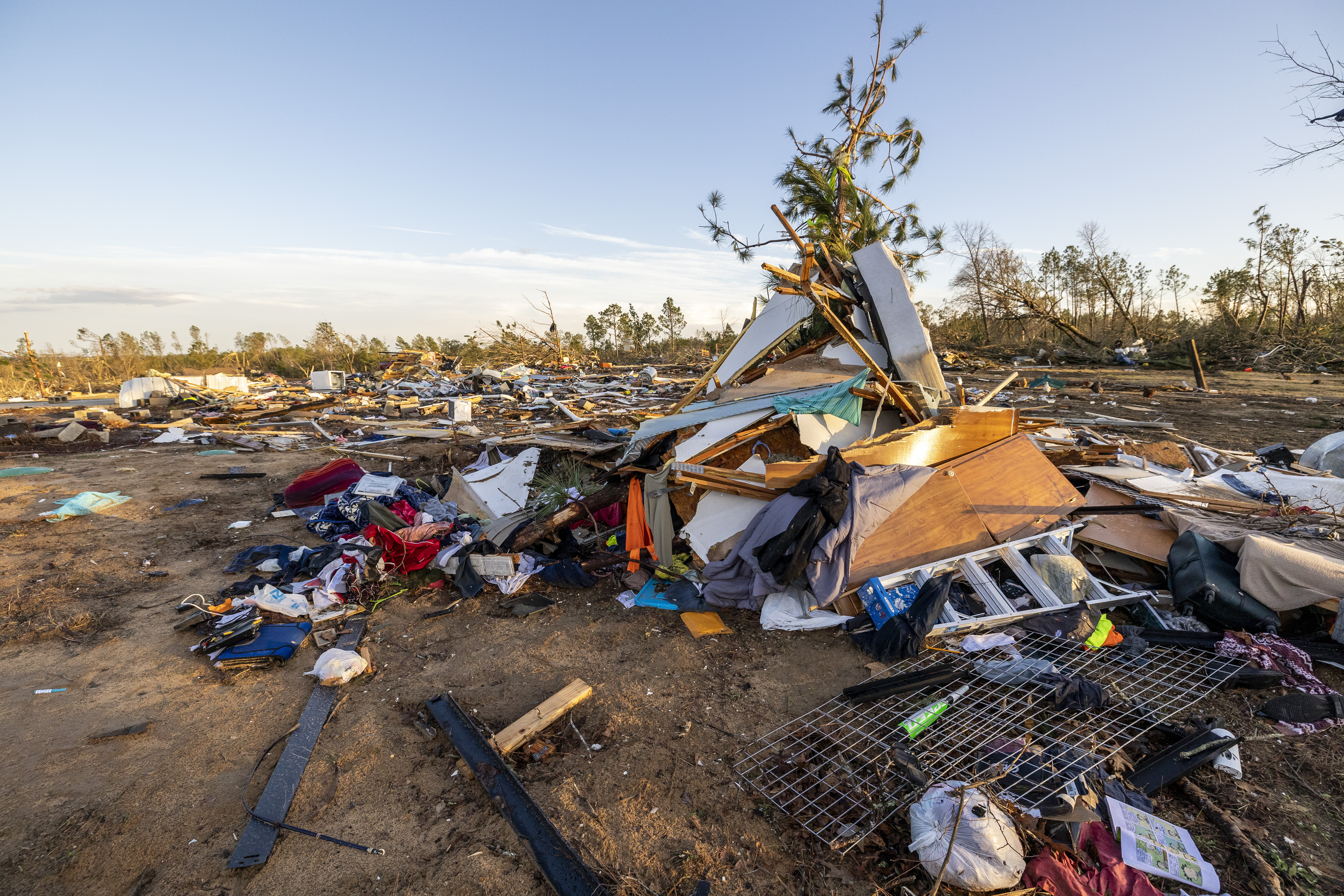 Lo único que queda de una casa ubicada en County Road 43 son los cimientos después del paso de un tornado, el jueves 12 de enero de 2023, en Prattville, Alabama. (AP Foto/Vasha Hunt)