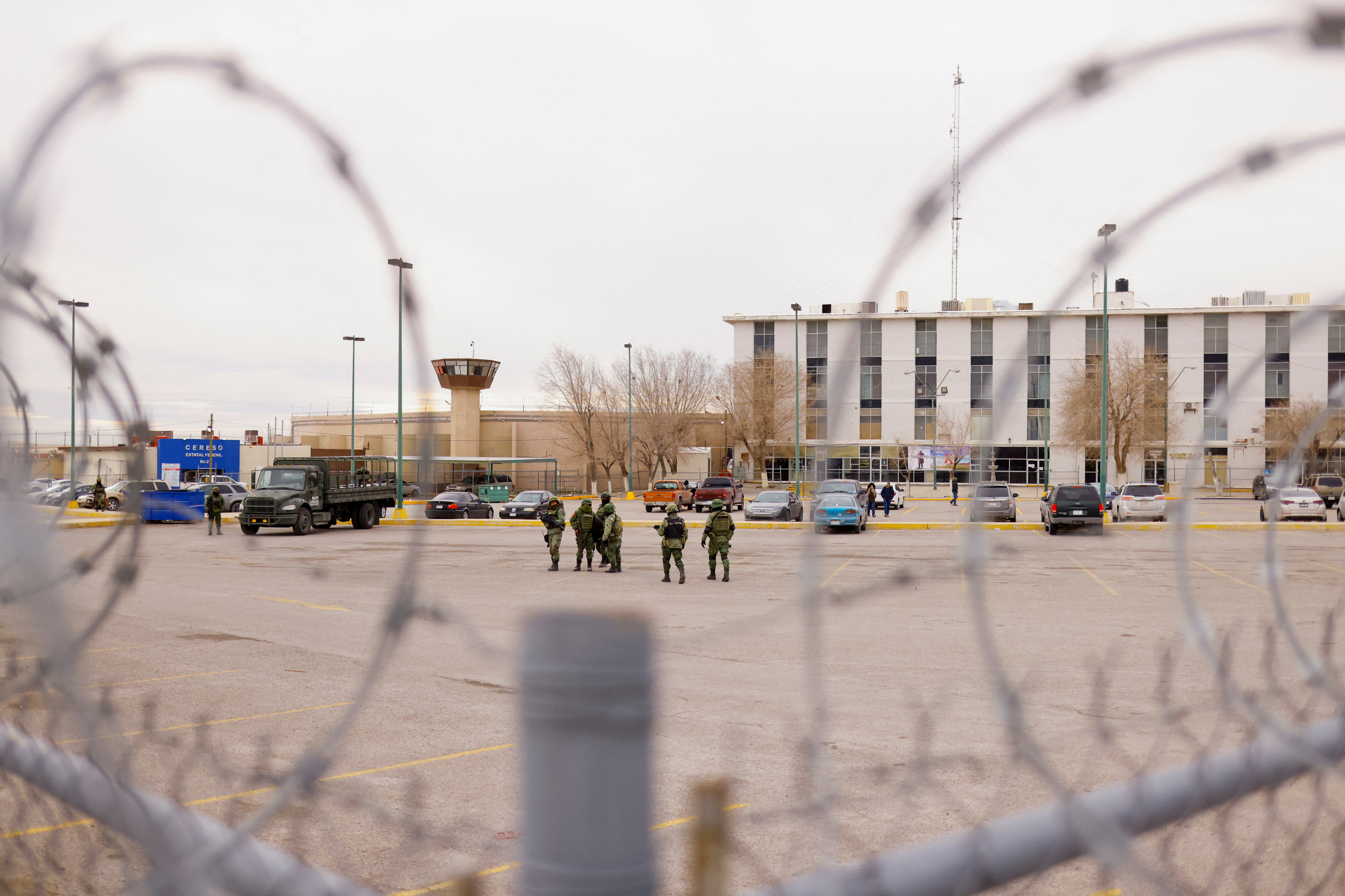 Members of the Mexican Army guard the Cereso 3 prison, as authorities transfer inmates from the Cereso 3 prison in Ciudad Juarez to other prisons in the country following the Sunday morning attack where a cartel kingpin escaped along with two dozen other prisoners, according to a police statement, in Ciudad Juarez, Mexico January 3, 2023. REUTERS/Jose Luis Gonzalez