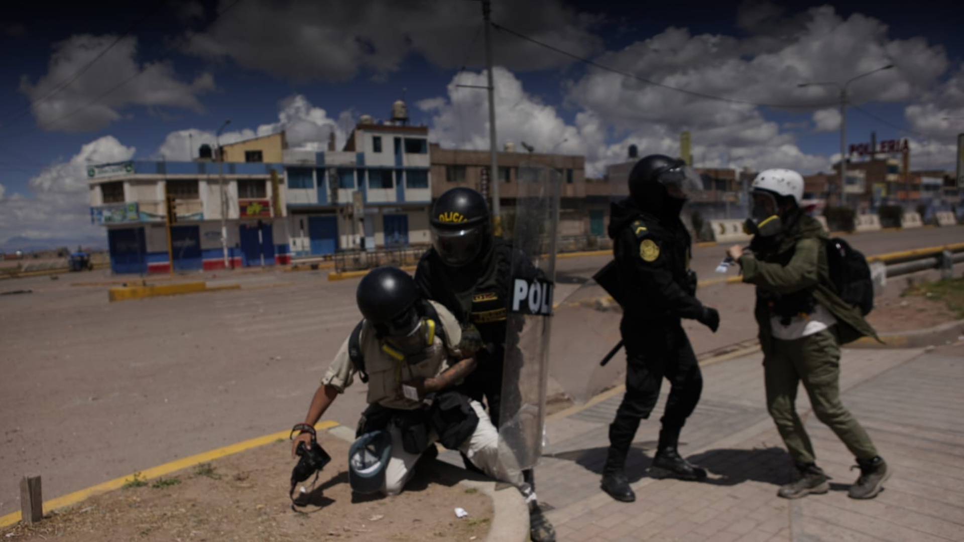 Periodista Aldair Mejía es intervenido por la PNP en Puno. 
Foto: Juan Mandamiento.