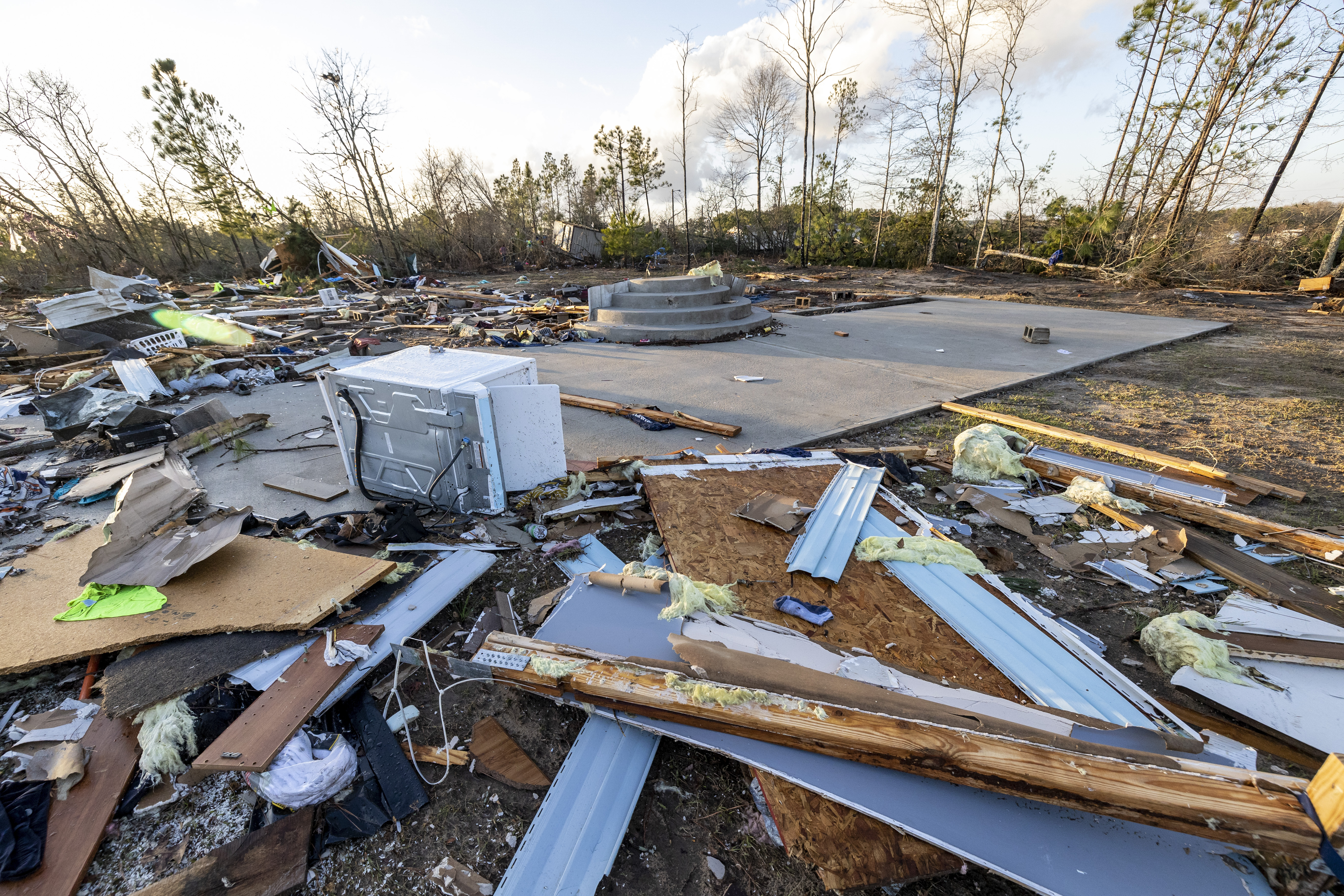 Lo único que queda de una casa ubicada en County Road 43 son los cimientos luego del paso de un tornado, el jueves 12 de enero de 2023, en Prattville, Alabama. (AP Foto/Vasha Hunt)
