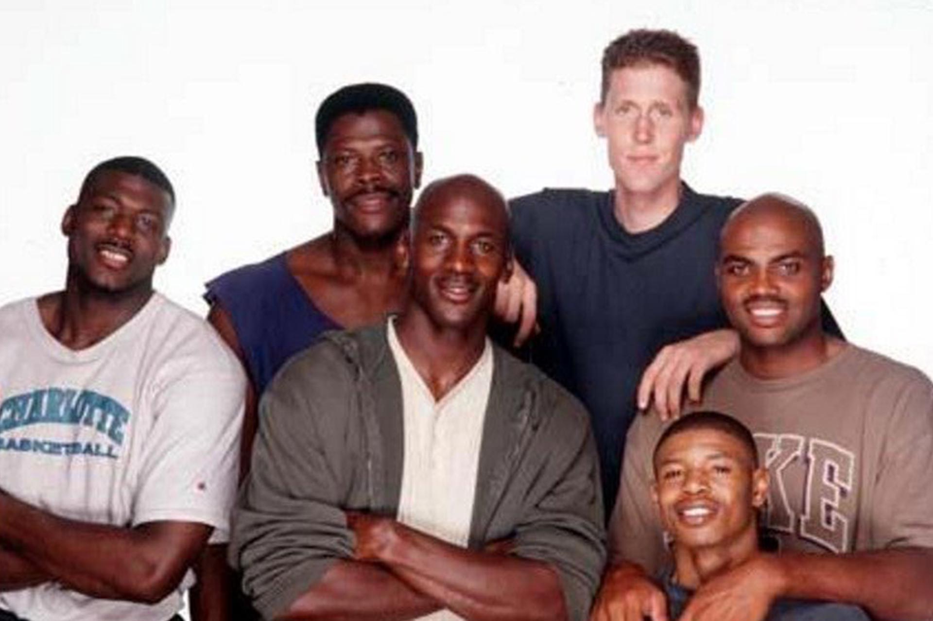 Muggsy Bogues con los jugadores de la NBA que filmaron la película Space Jam