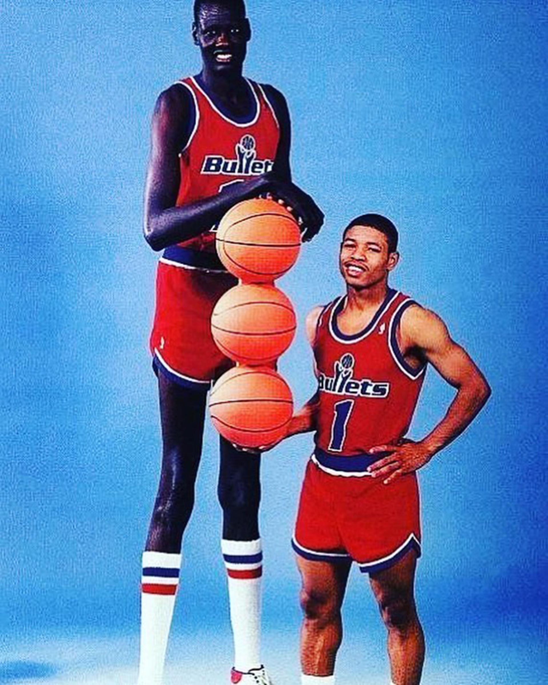 Muggsy Bogues con Manute Bol, el jugador más alto de la historia (2m31).