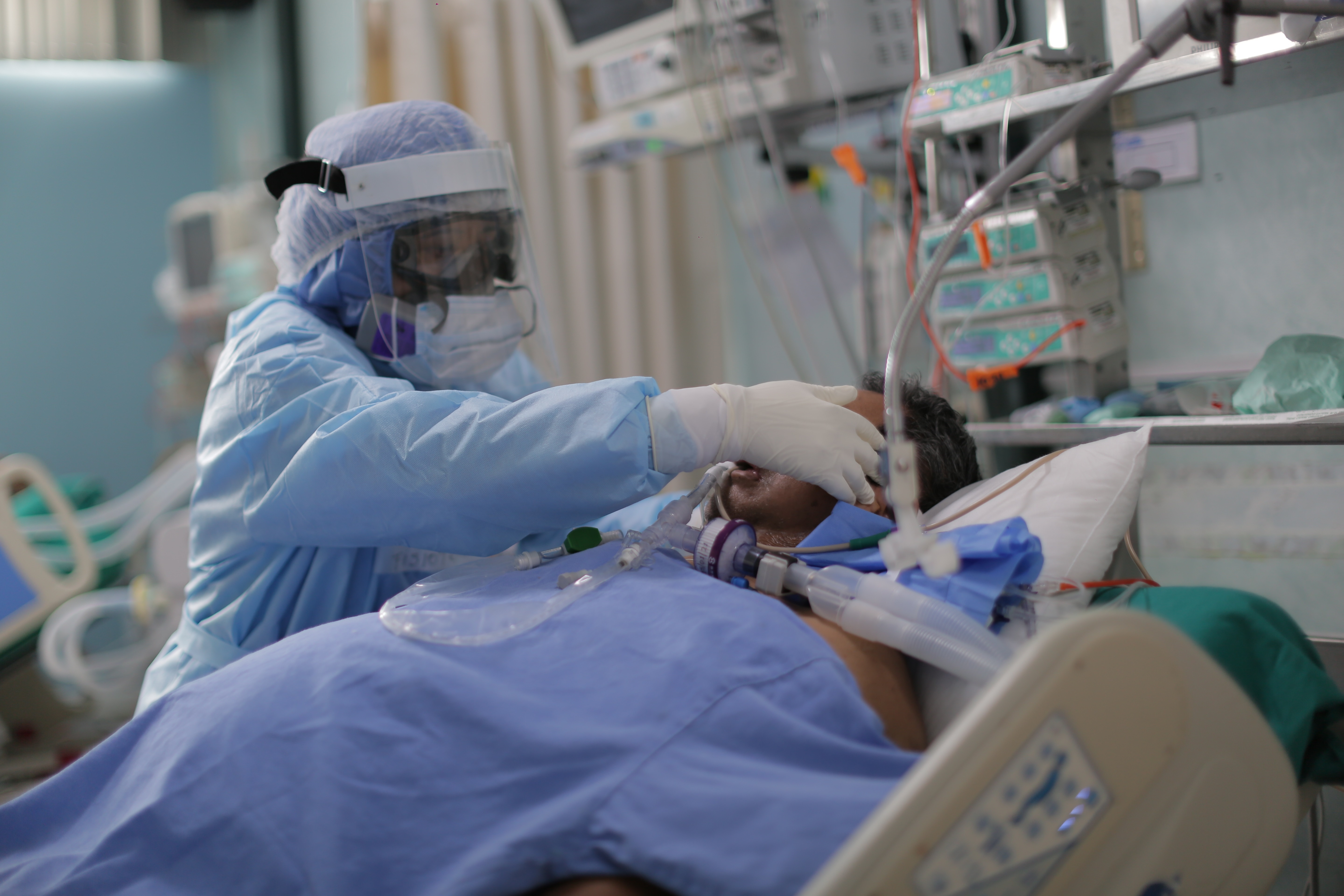 Trabajadores de la salud atienden pacientes dentro de la Unidad de Cuidados Intensivos del Hospital Alberto Sabogal en el Callao (Perú). EFE/ Luis Ángel González/Archivo
