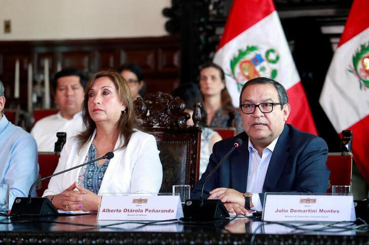 Imagen de archivo de la presidenta de Perú, Dina Boluarte, y su entonces ministro de Defensa, Alberto Otárola, durante un encuentro con los medios en Lima, Perú. 17 diciembre 2022. Luis Iparraguirre/Presidencia de Perú/entrega vía Reuters. ATENCIÓN EDITORES - ESTA IMAGEN FUE ENTREGADA POR UNA TERCERA PARTE. NO REVENTAS NI ARCHIVO. CRÉDITO OBLIGATORIO.