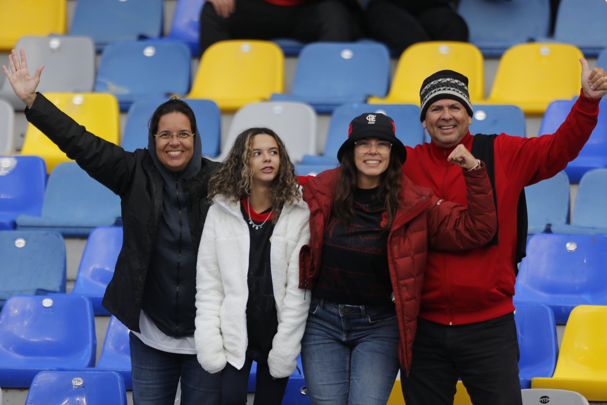Hinchas de Flamengo llegan al estadio para alentar a su equipo en el Mundial de Clubes 2023.