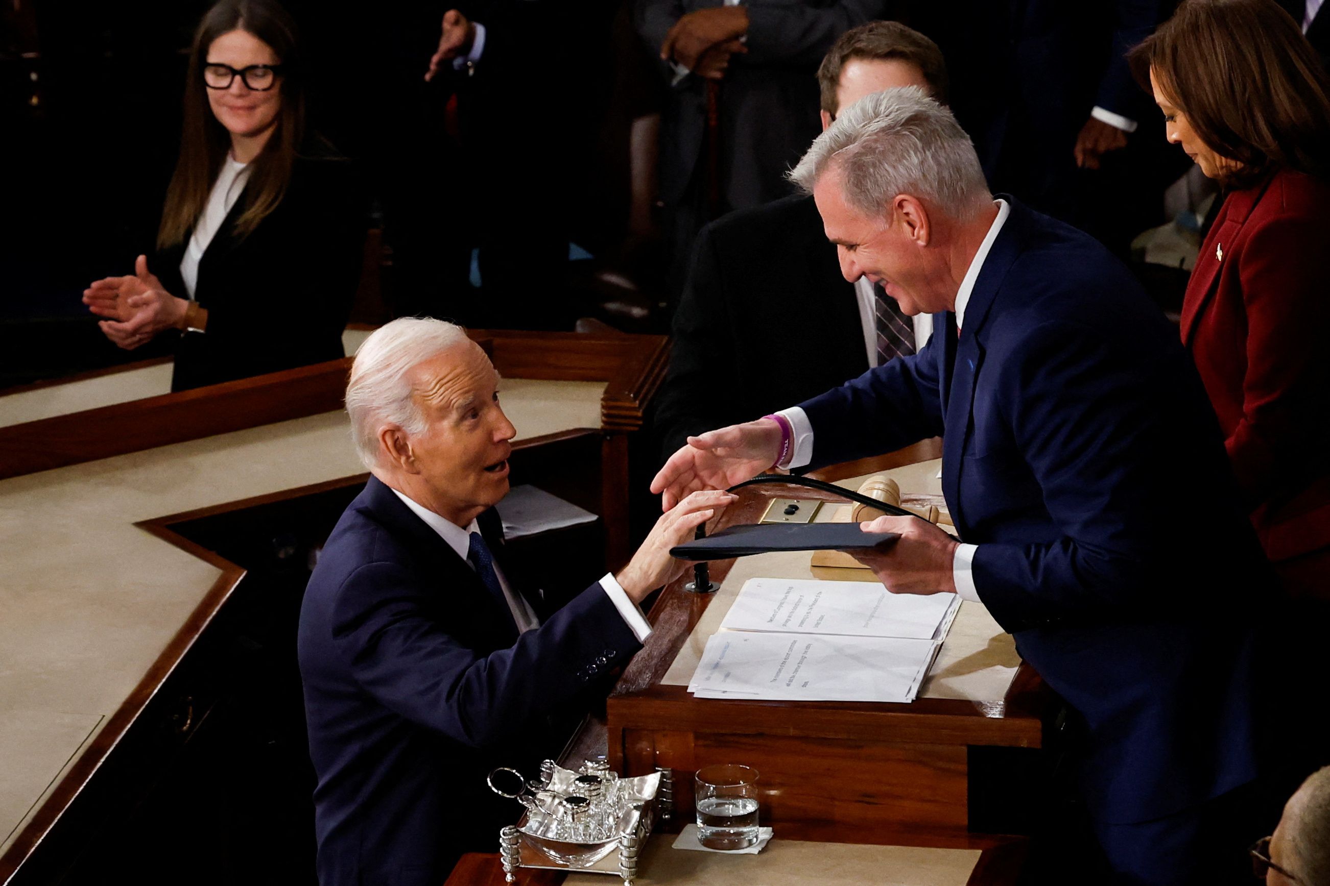 Biden saluda al presidente de la Cámara de Representantes, Kevin McCarthy