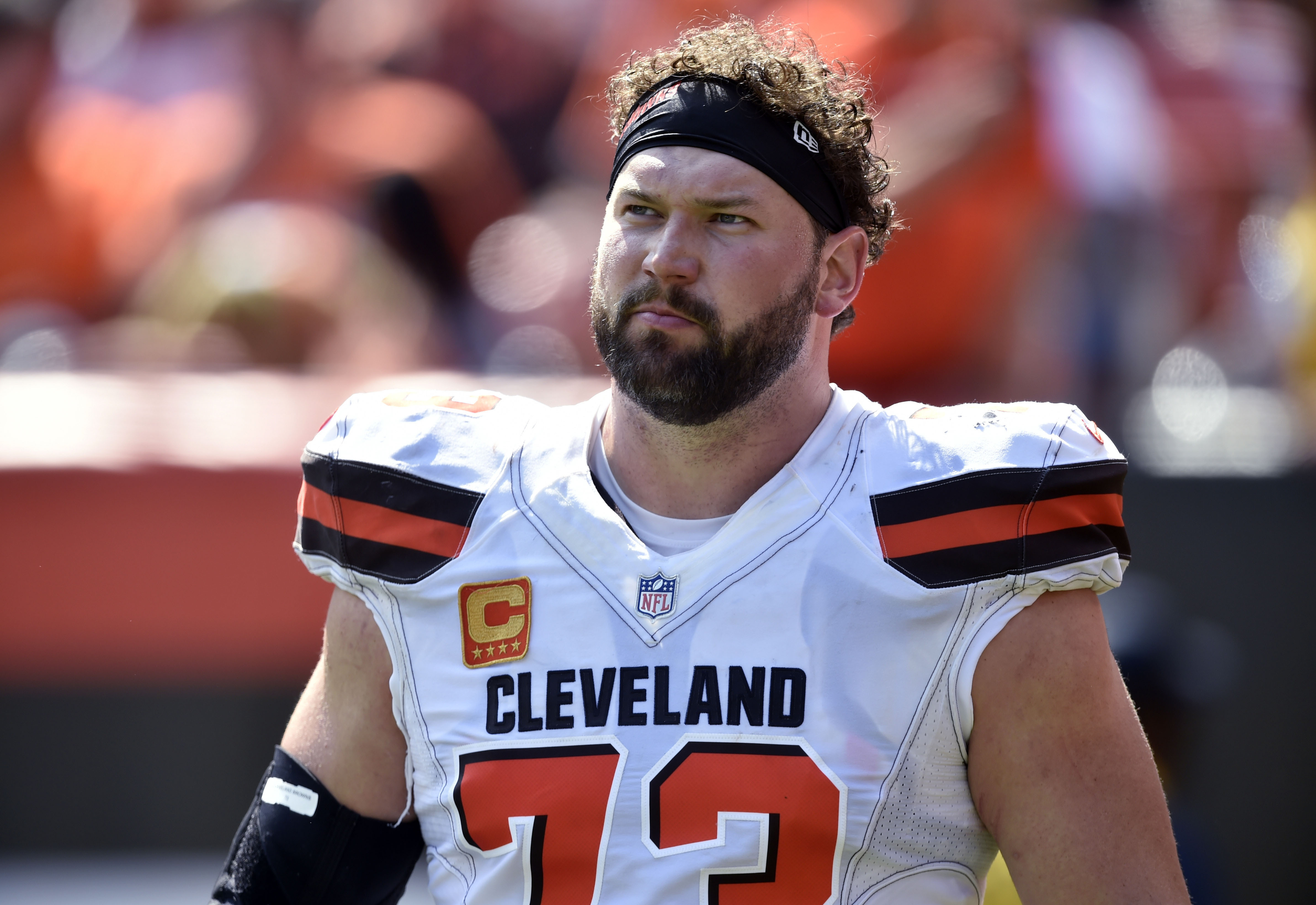 ARCHIVO - Joe Thomas, tackle de los Browns de Cleveland, camina en el terreno durante un partido ante los Steelers de Pittsburgh, el 10 de septiembre de 2017 (AP Foto/David Richard, archivo)