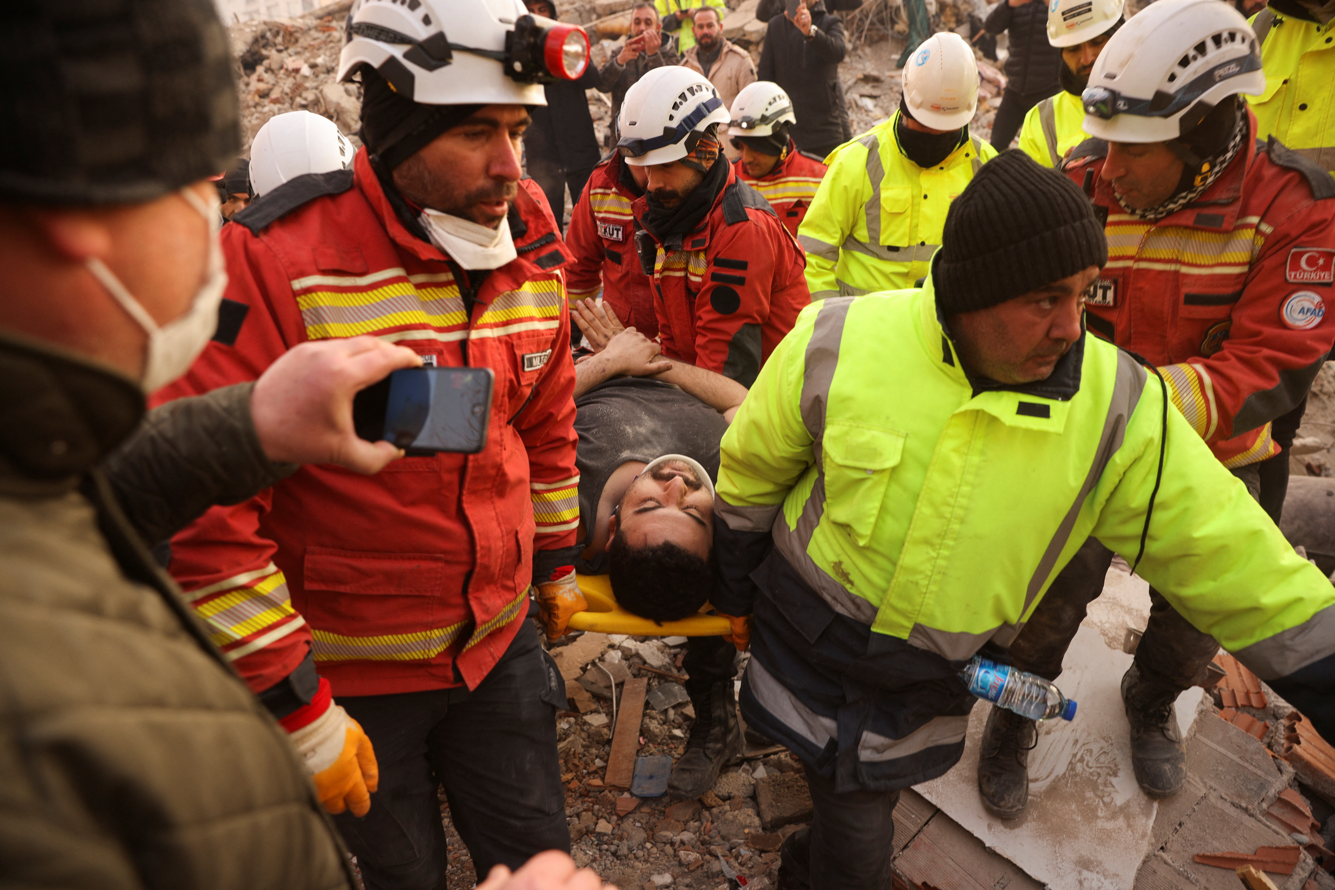 Los primeros envíos de ayuda humanitaria de la ONU llegaron este viernes a Siria, pero las posibilidades de encontrar personas con vida se apagan una vez expirado el periodo de tres días que los expertos consideran crucial. (REUTERS)