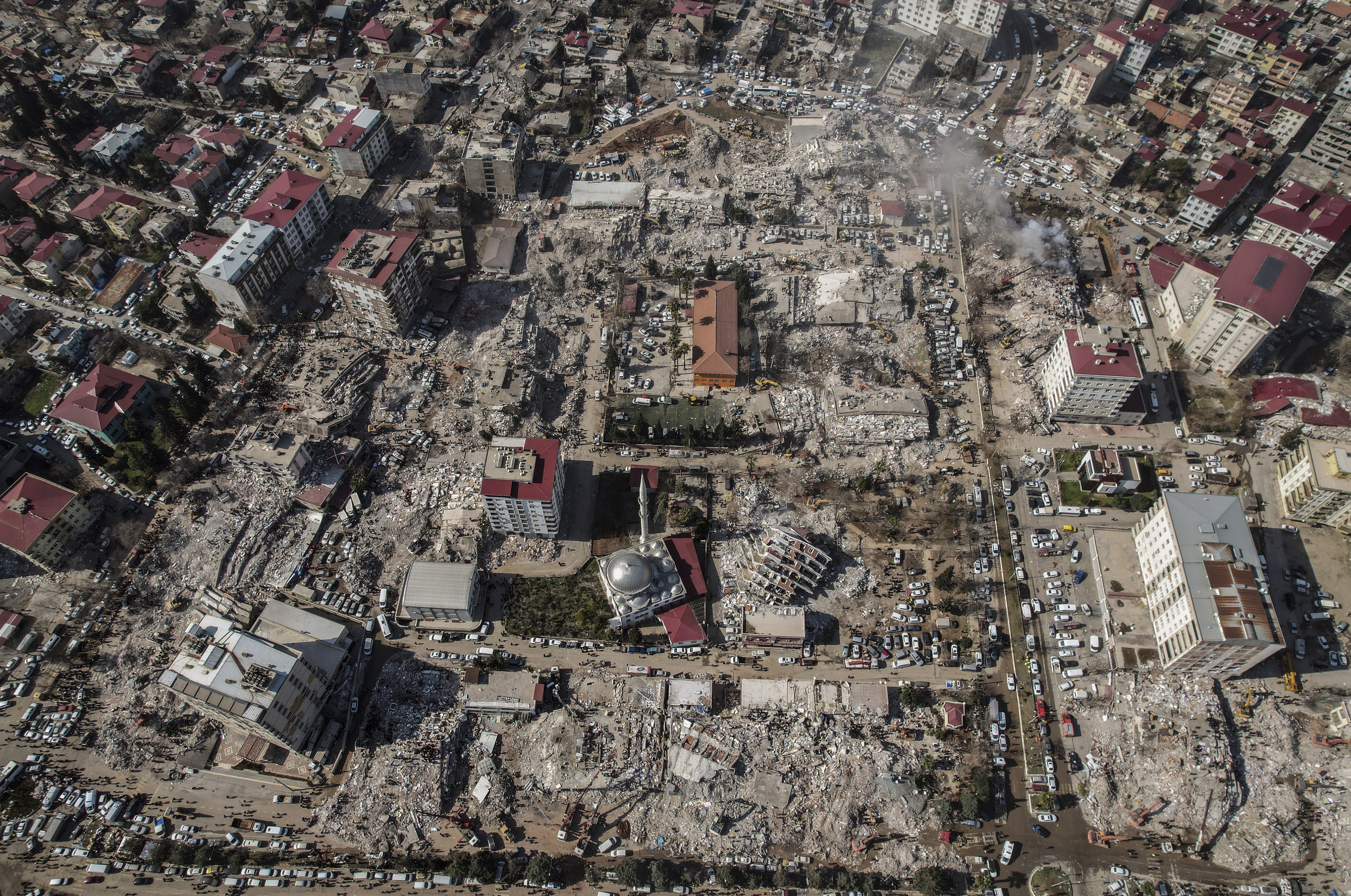 Esta imagen aérea muestra la destrucción causada por un potente sismo en el centro de la ciudad de Kahramanmaras, en el sur de Turquía, el 9 de febrero de 2023. (IHA vía AP)