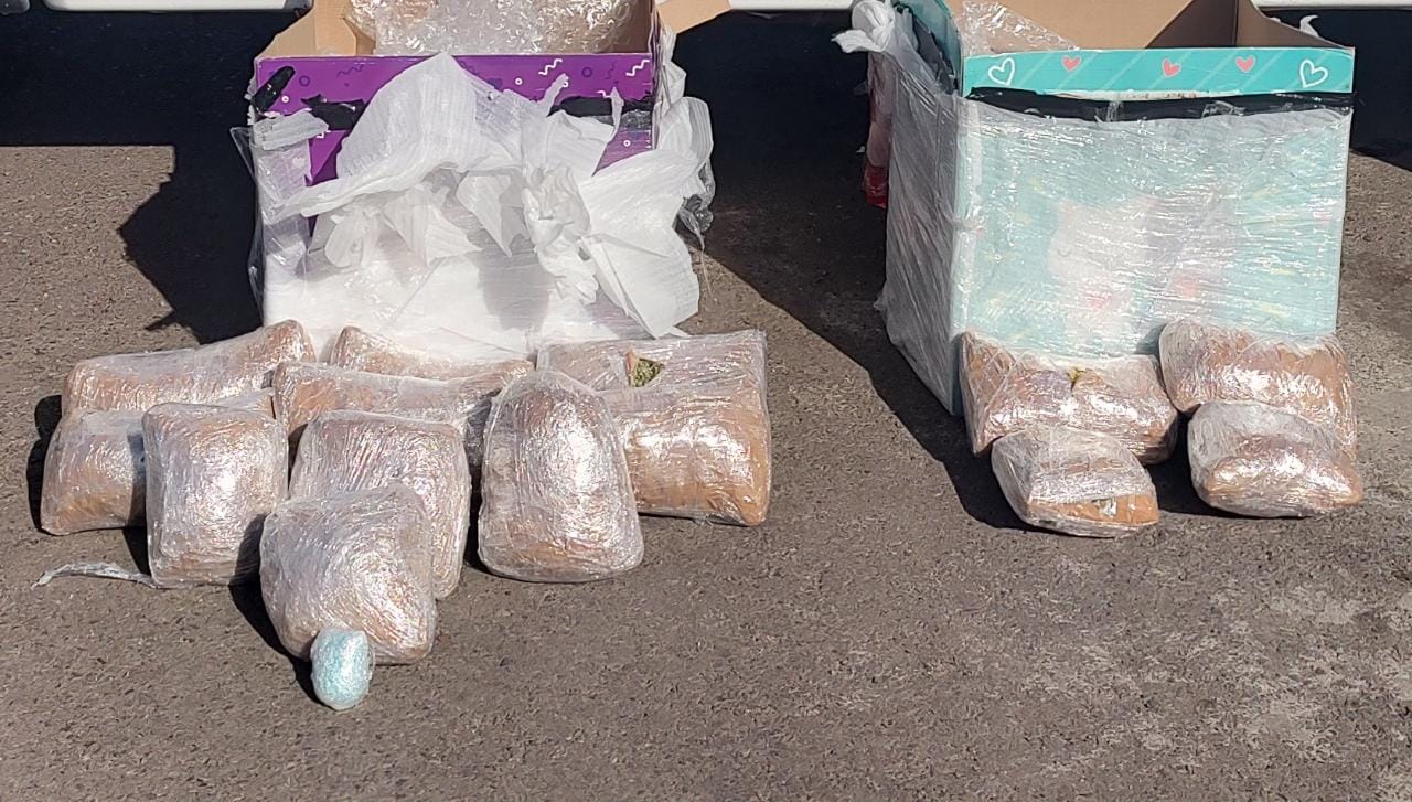 La presunta droga estaba en dos cajas de cartón 
(Foto: Guardia Nacional)