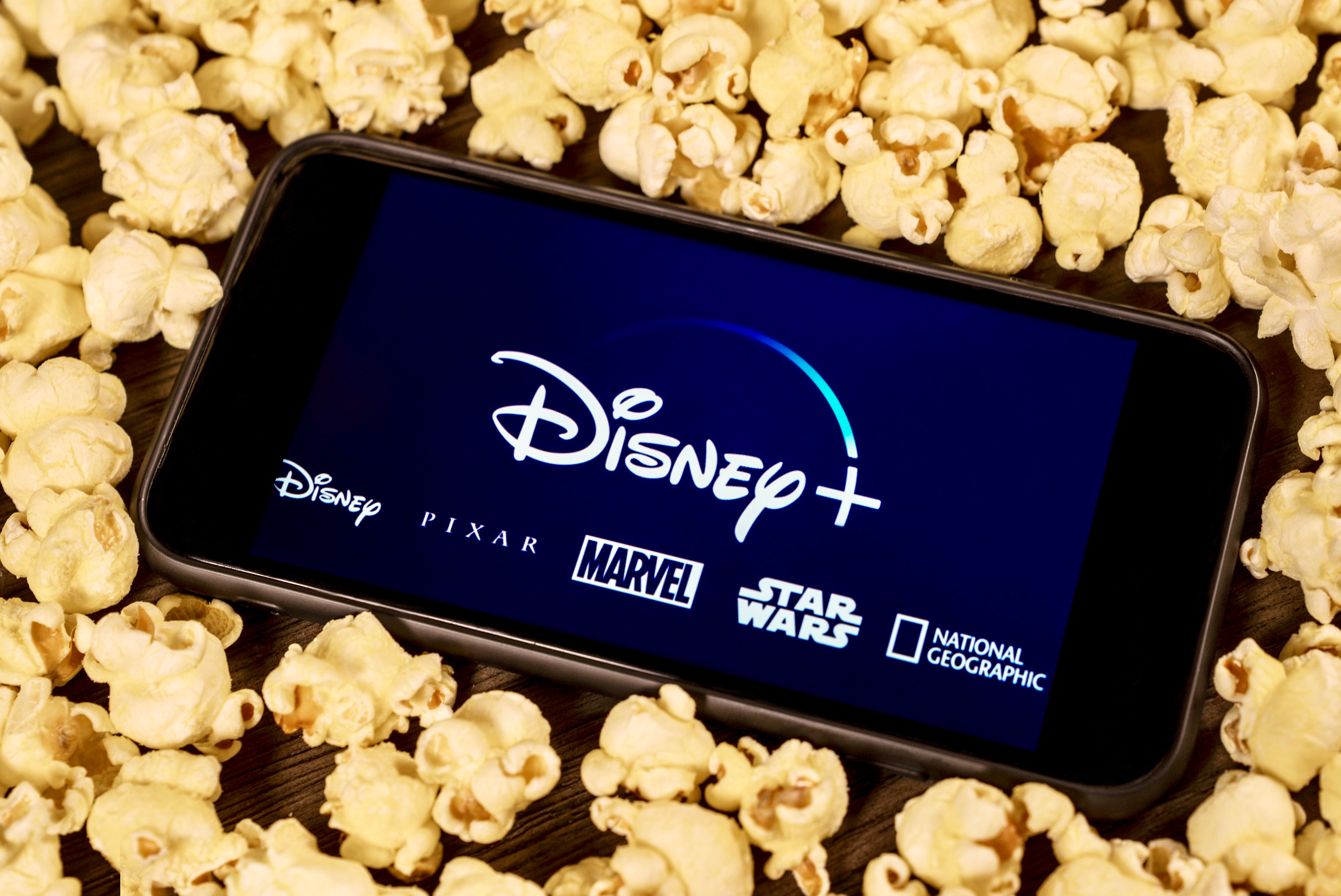 Con su plataforma que ofrece películas y series originales, Disney+ busca hacerle competencia a Netflix. (Shutterstock) 
