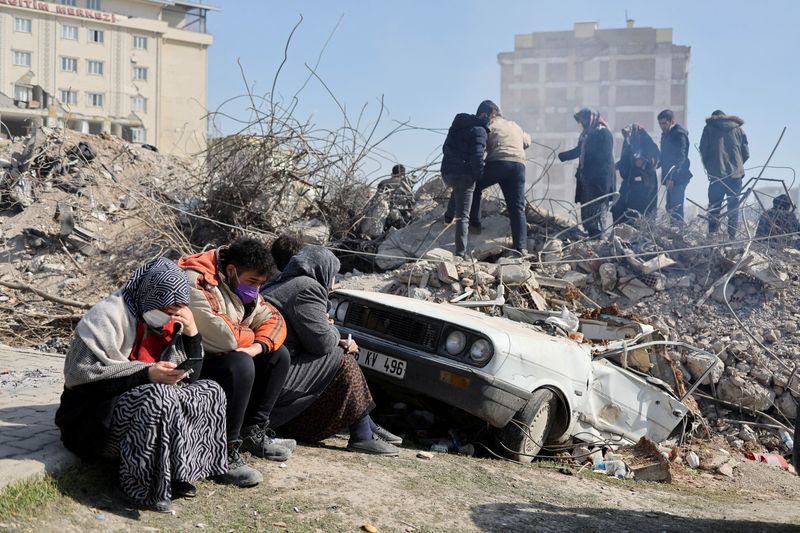 Una semana después de los terremotos, los servicios de emergencia continúan buscando personas vivas que rescatar, una tarea que se hace más difícil conforme cada hora que pasa, puesto que el tiempo estándar que un ser humano puede permanecer sin la ingesta de agua o comida en desastres como este es de 72 horas. (REUTERS)