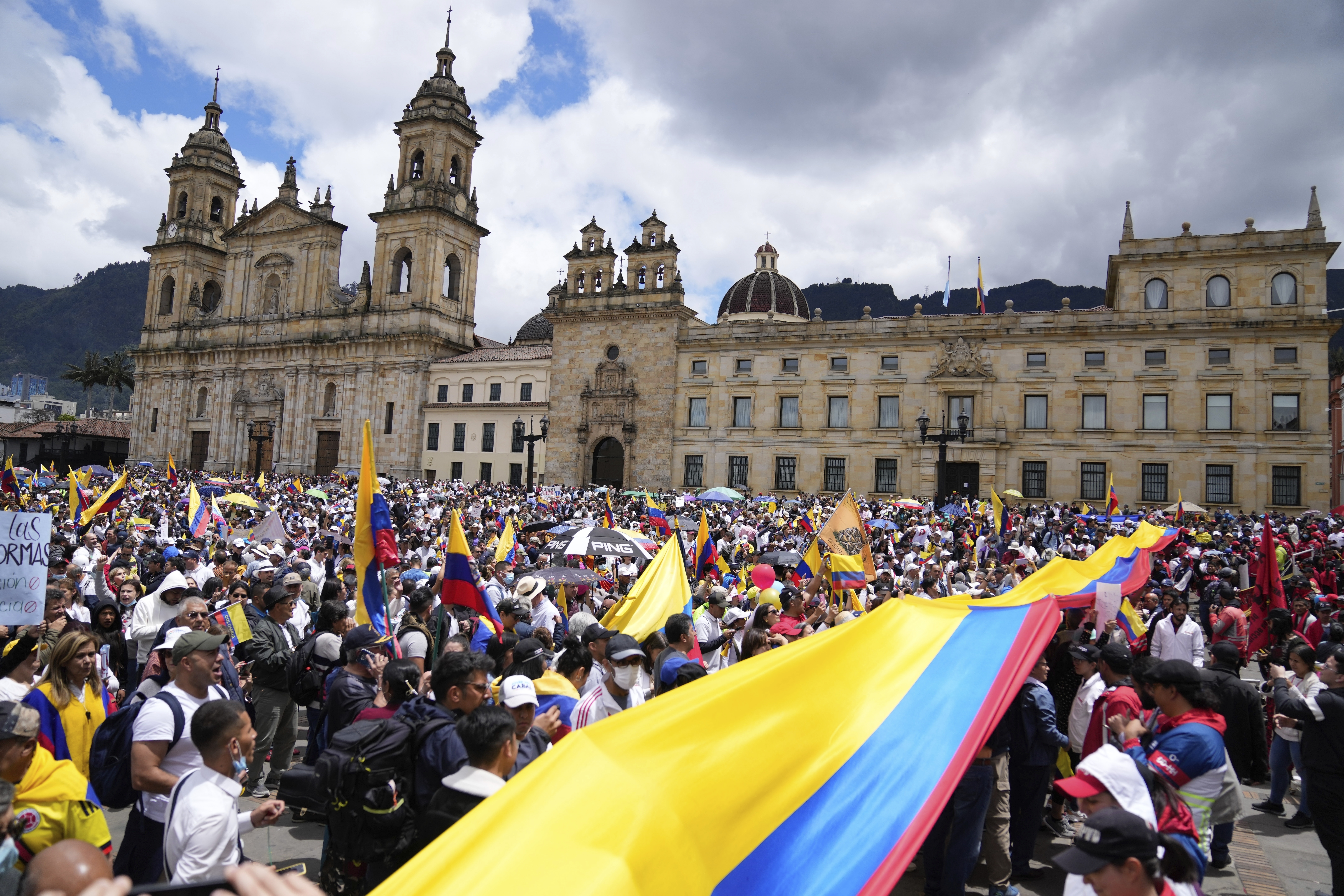 Manifestantes marchan contra las reformas propuestas por el gobierno en Bogotá, Colombia, el miércoles 15 de febrero de 2023. (AP Foto/Fernando Vergara)