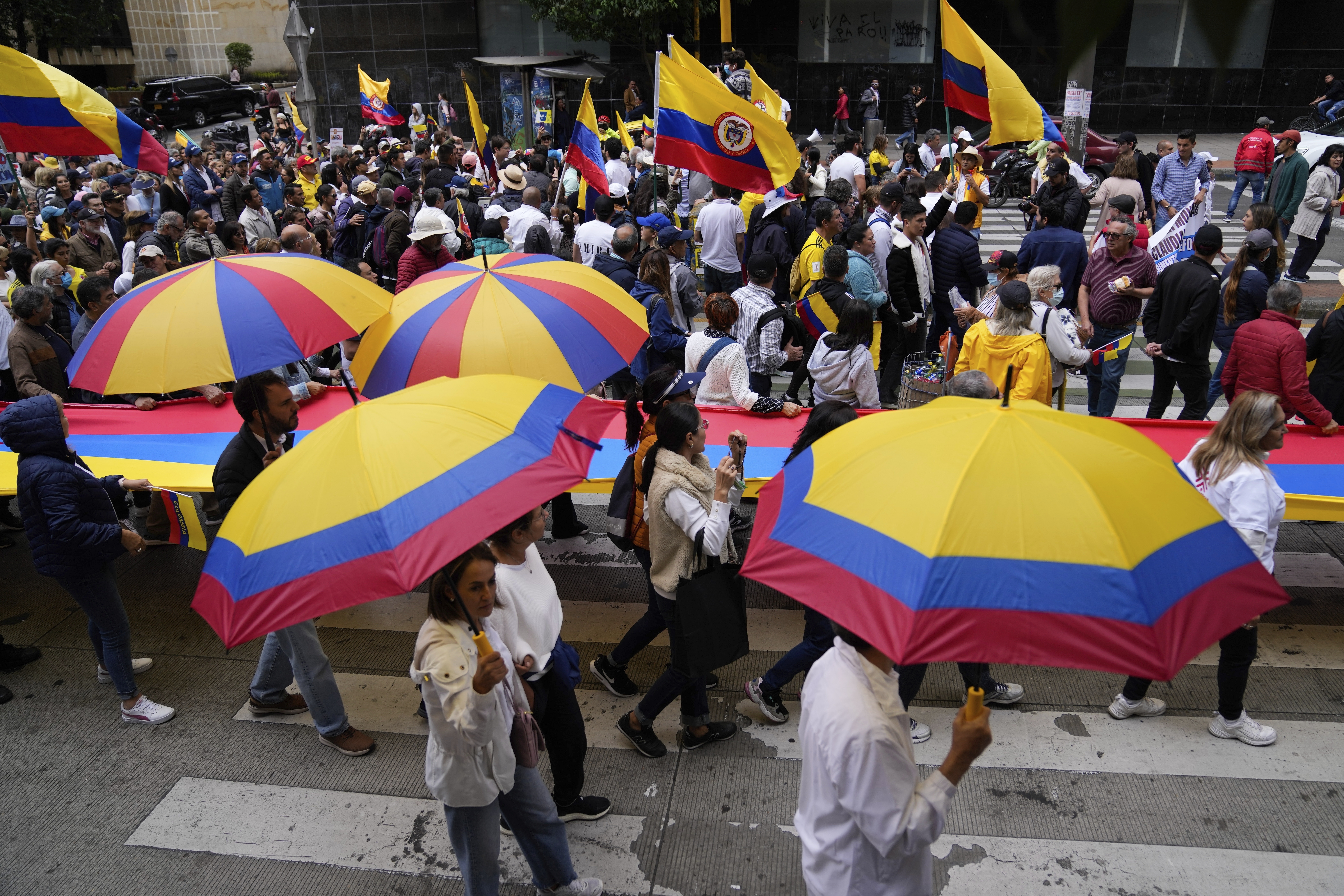 Manifestantes marchan contra las reformas propuestas por el gobierno en Bogotá, Colombia, el miércoles 15 de febrero de 2023. (AP Foto/Fernando Vergara)
