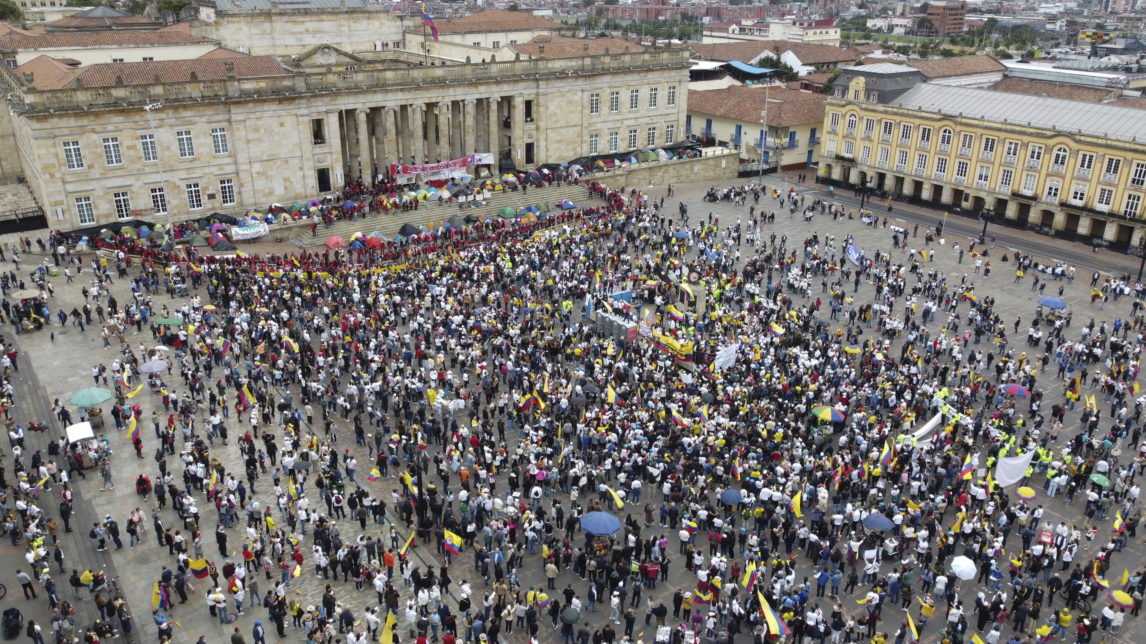 Manifestantes se reúnen en la plaza de Bolívar para protestar contra las reformas propuestas por el gobierno en Bogotá, Colombia, el miércoles 15 de febrero de 2023. (AP Foto/Fernando Vergara)