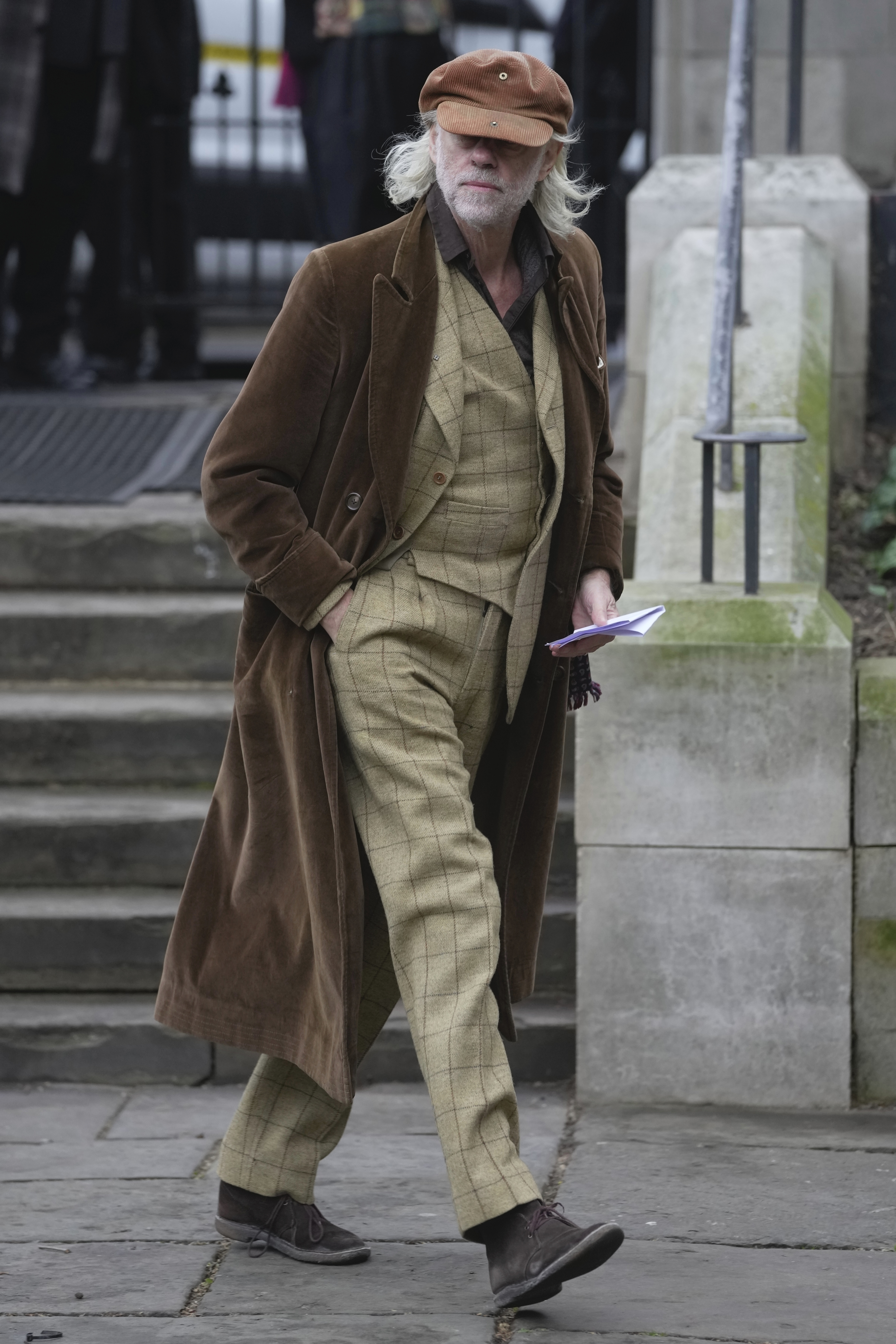El músico Bob Geldof llega a la misa conmemorativa para la fallecida diseñadora Vivienne Westwood en la Catedral de Southwark, en Londres, el jueves 16 de febrero de 2023. (Foto AP/Kin Cheung)
