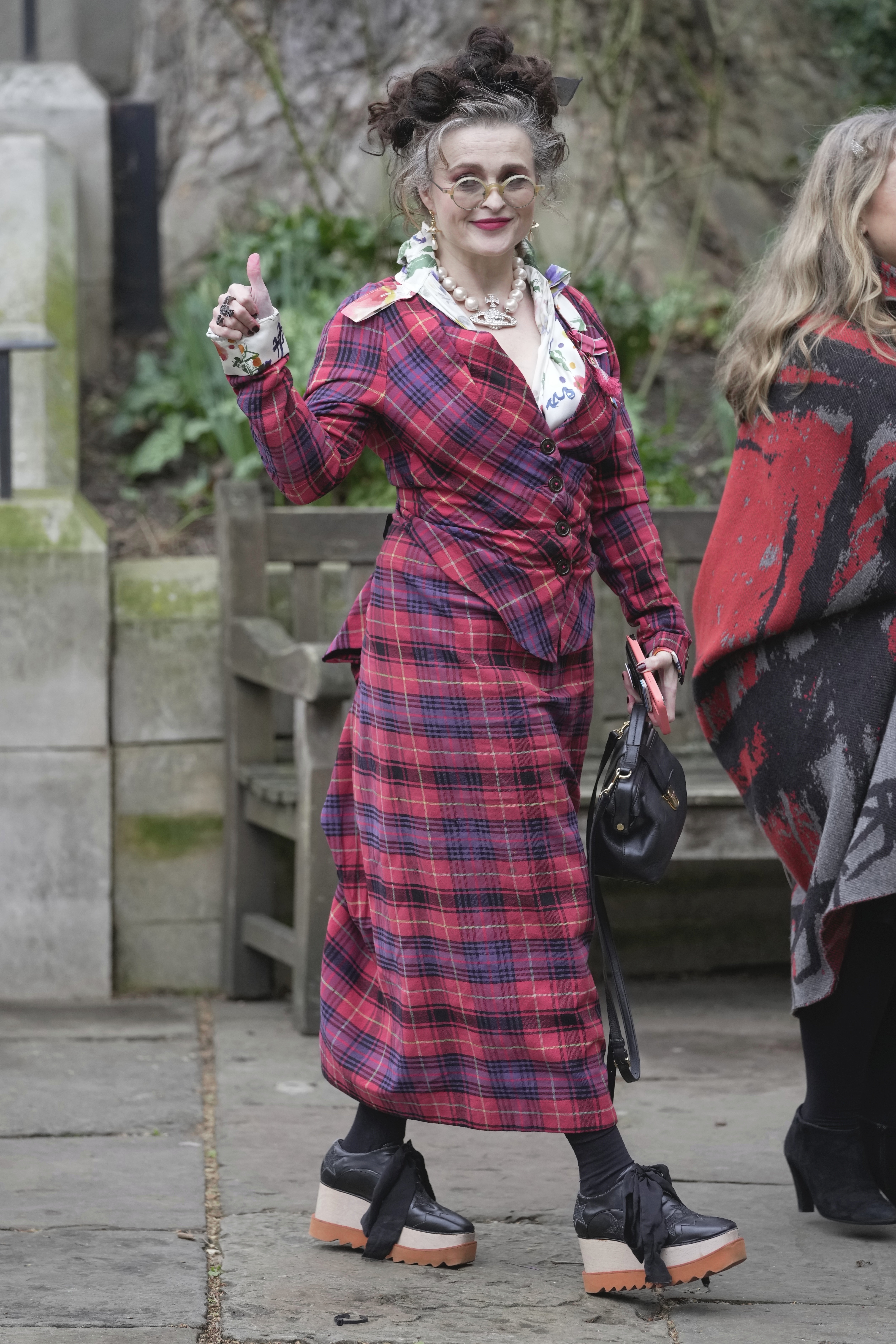 Helena Bonham Carter llega a la misa conmemorativa para la fallecida diseñadora Vivienne Westwood en la Catedral de Southwark, en Londres, el jueves 16 de febrero de 2023. (Foto AP/Kin Cheung)