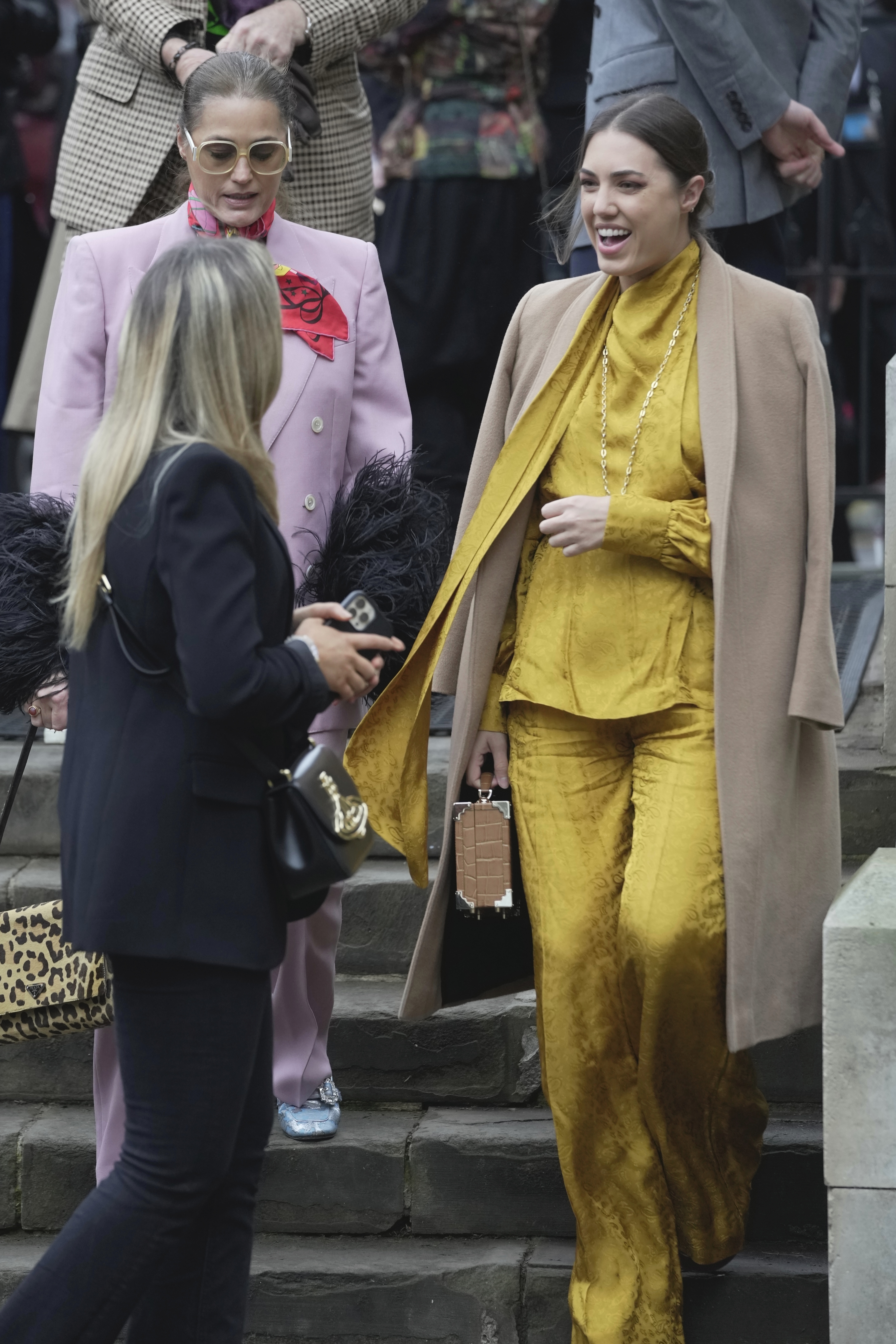 Amber Le Bon, derecha, llega a la misa conmemorativa para la fallecida diseñadora Vivienne Westwood en la Catedral de Southwark, en Londres, el jueves 16 de febrero de 2023. (Foto AP/Kin Cheung)