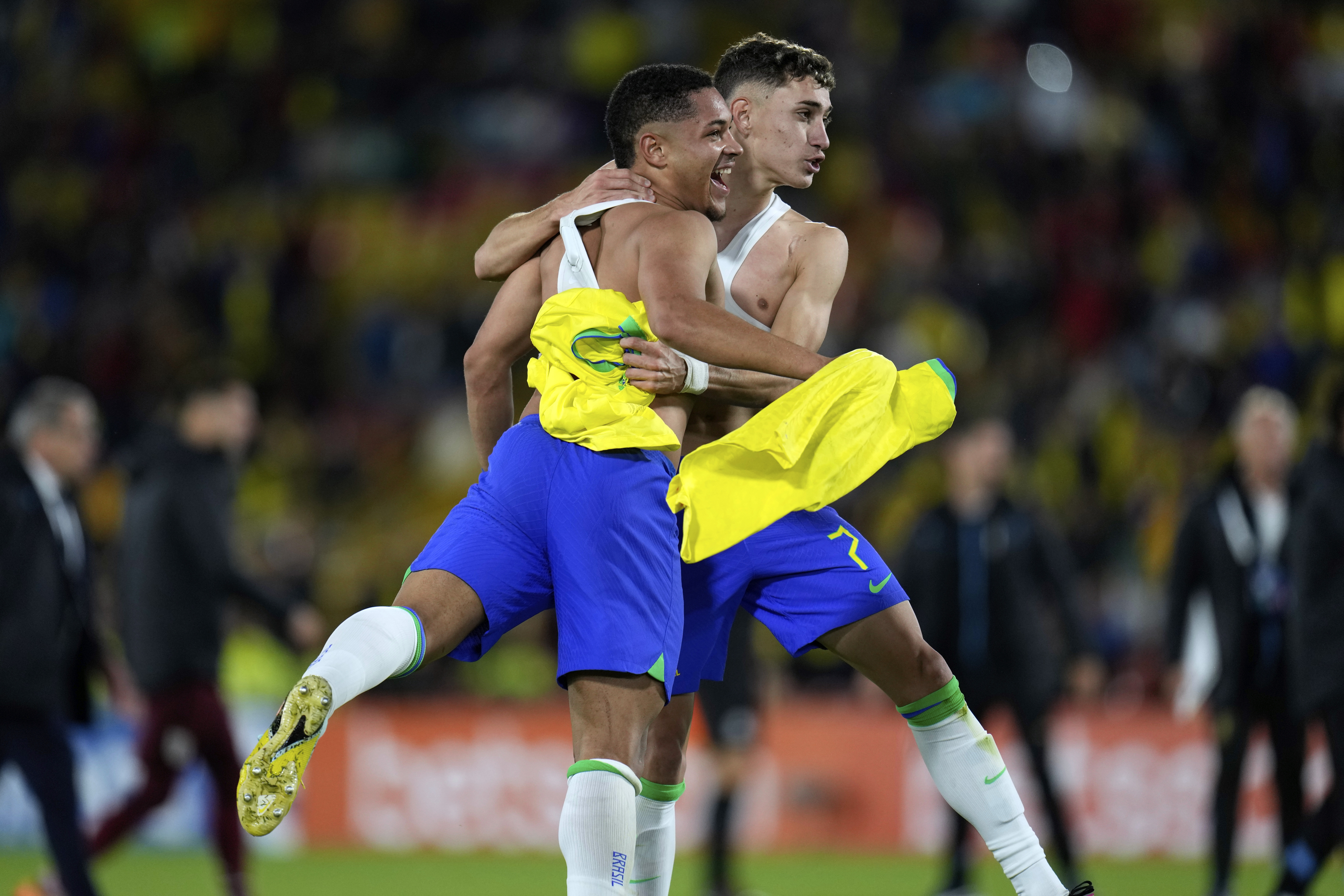 Los brasileños Vítor Roque (izquierda) y Stenio celebran la victoria de su selección contra Uruguay en un juego del Sudamericano Sub20, en Bogotá, Colombia, el 12 de febrero de 2023. Brasil se impuso por 2-0. (AP Foto/Fernando Vergara)