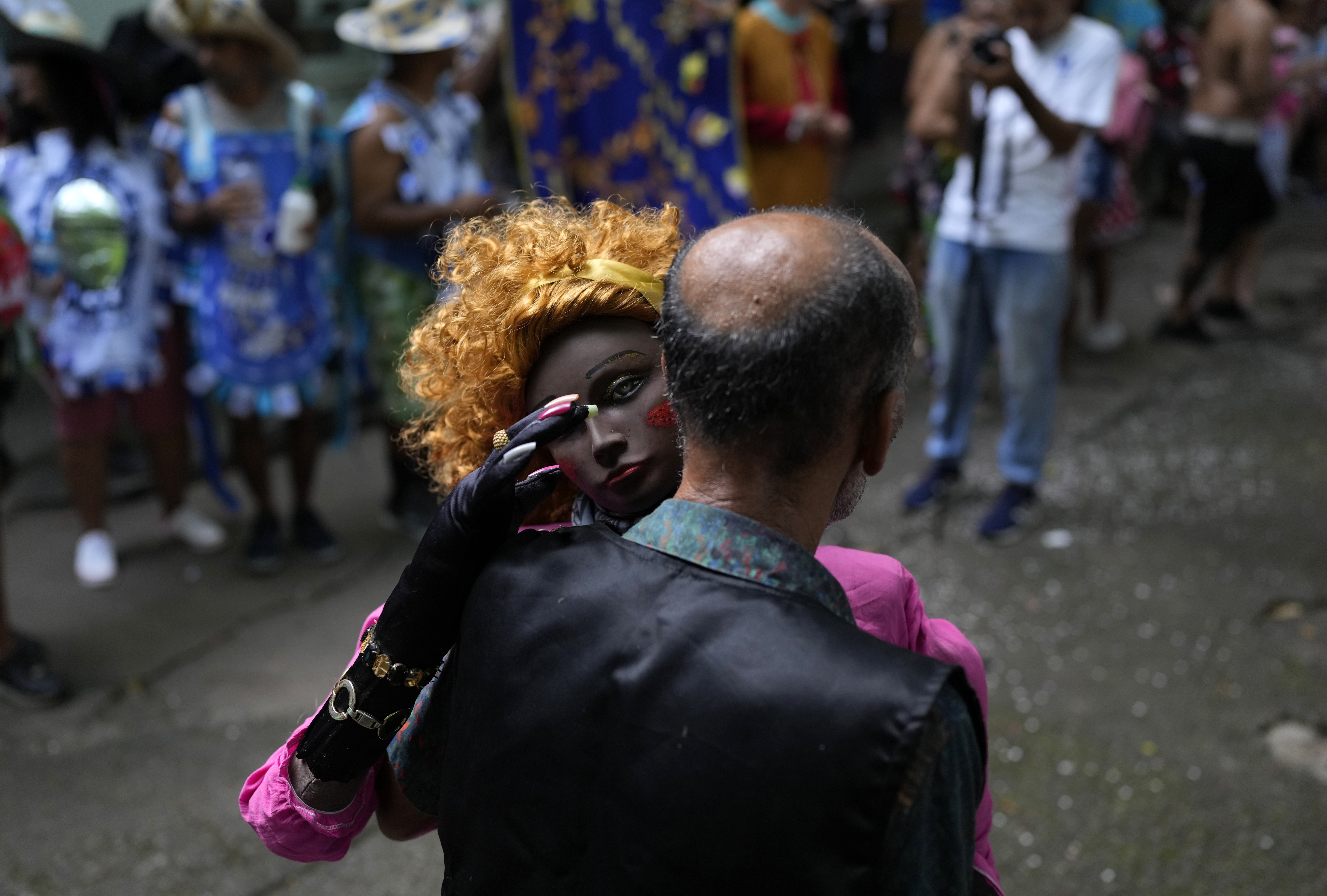 Un paciente del instituto de salud mental Nise de Silveira baila con una muñeca durante el desfile de Carnaval de la institución, llamado "Locura suburbana", por las calles de Río de Janeiro, Brasil, el 16 de febrero de 2023. Los pacientes, sus familiares y los trabajadores del centro celebran su desfile antes del inicio oficial del Carnaval el 17 de febrero. (AP Foto/Silvia Izquierdo)