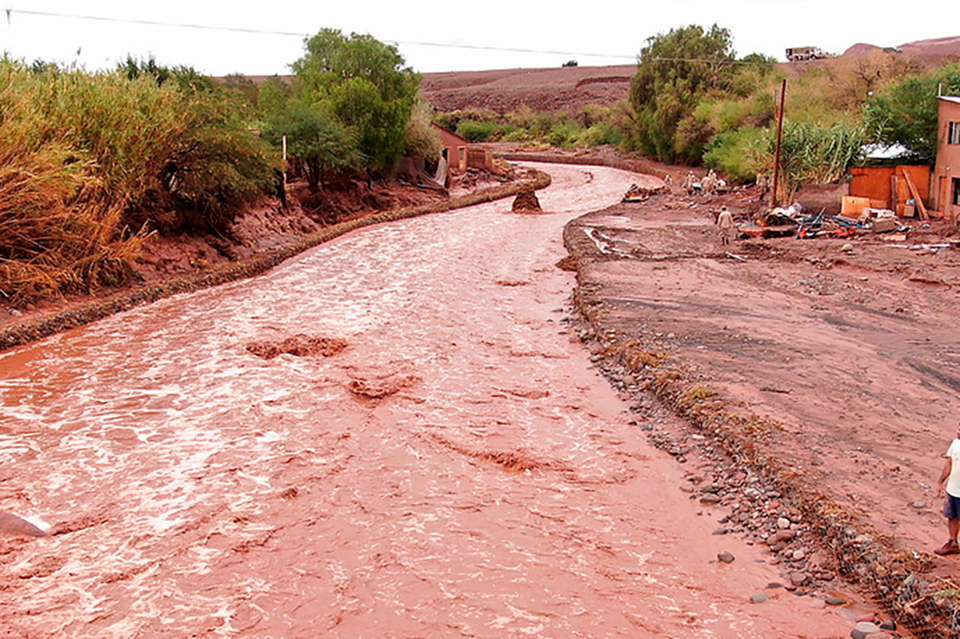 Los desbordes de ríos también suponen un riesgo para los habitantes de los sectores precordilleranos de las regiones de Antofagasta, Atacama y Coquimbo.