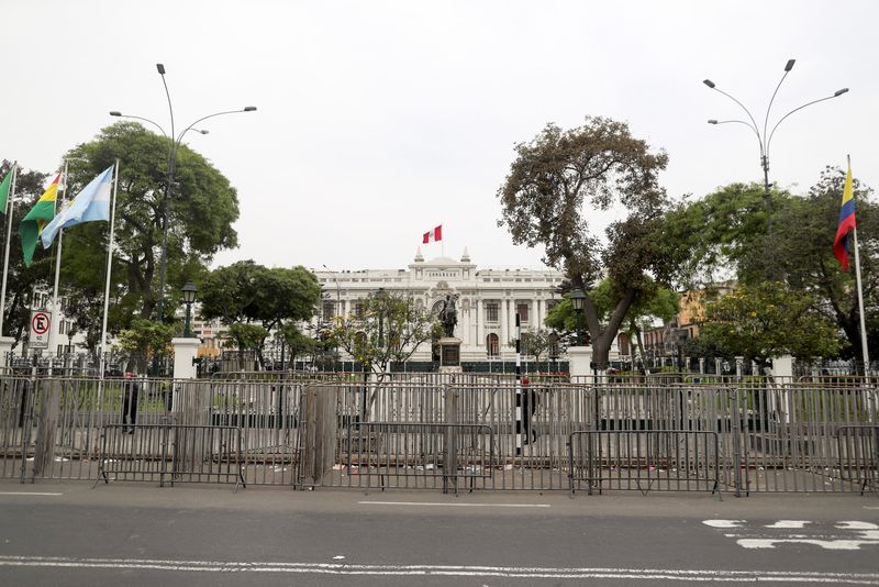 Uno de los pedidos de la población movilizada es el cierre del Congreso de la República. (Reuters/Sebastián Castañeda)