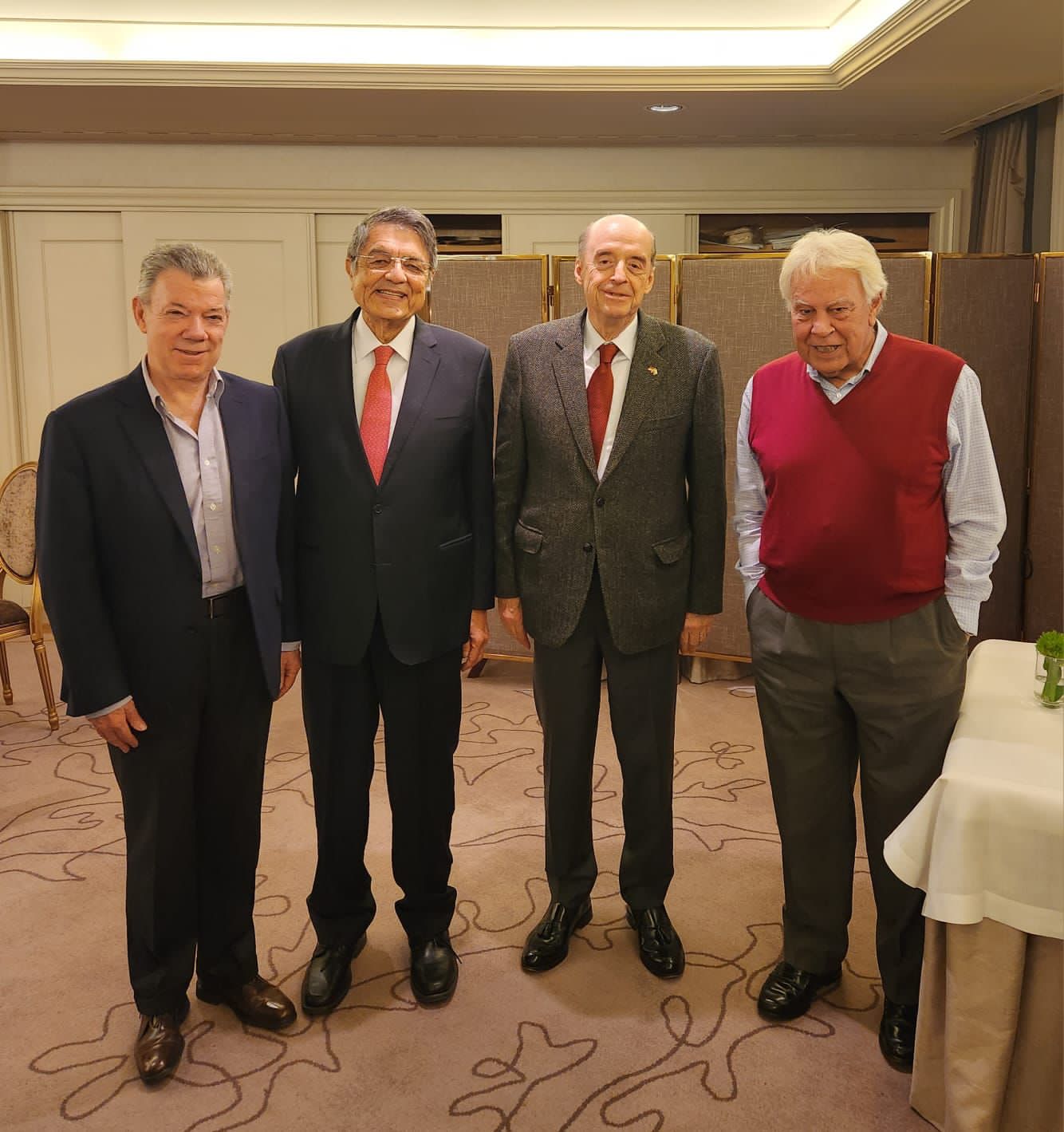 El Premio Nobel de Paz, Juan Manuel Santos; escritor Sergio Ramírez; Álvaro Leyva, canciller de Colombia; y el expresidente de España, Felipe González.