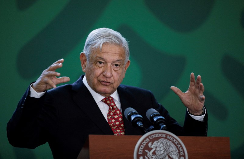 FOTO DE ARCHIVO: El presidente mexicano Andrés Manuel López Obrador habla en una conferencia previa a la inauguración del nuevo Aeropuerto Felipe Ángeles en el municipio de Zumpango en el Estado de México, México. 21 de marzo de 2022. REUTERS/Luis Cortés